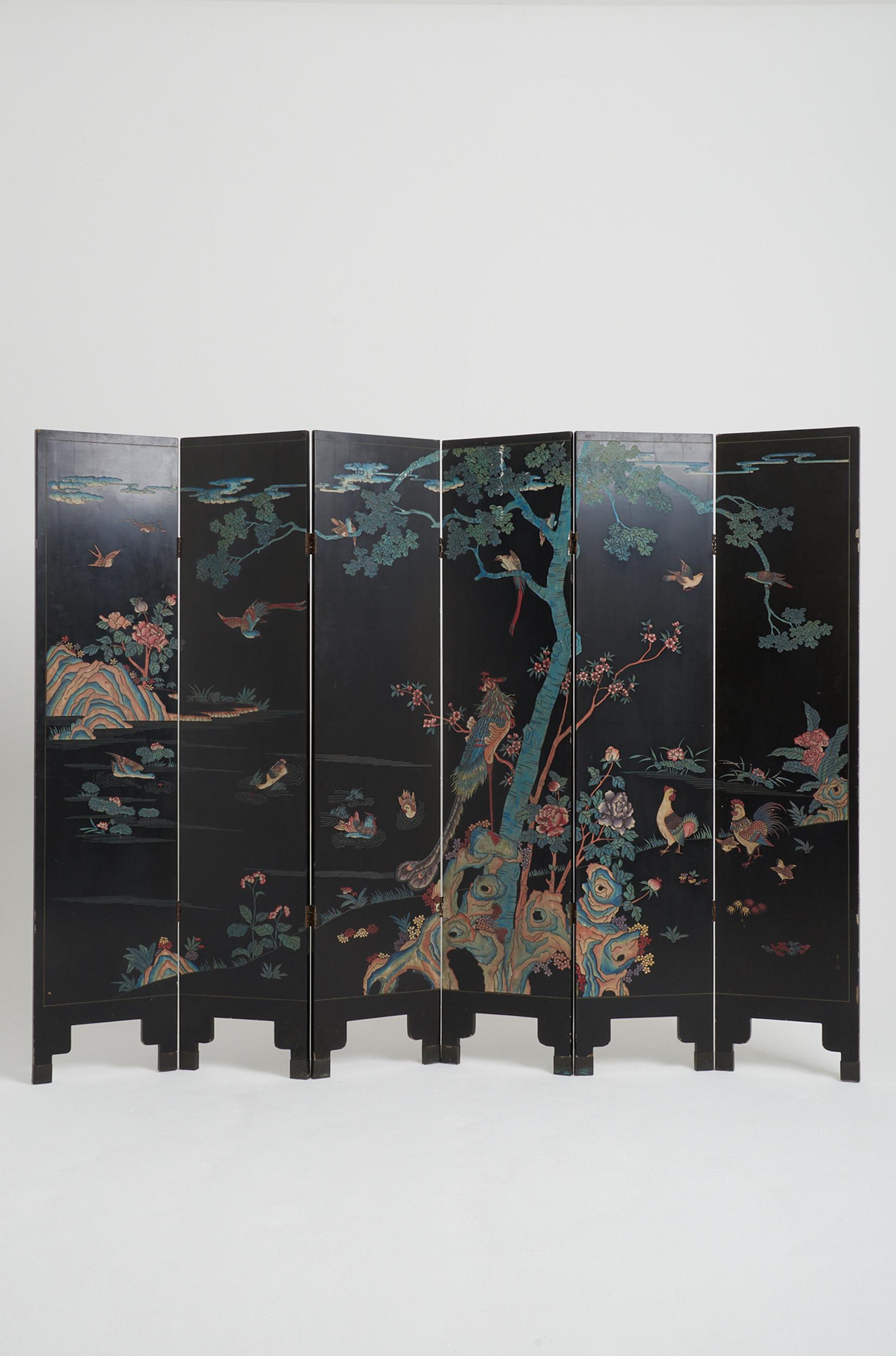 A superb polychrome and black lacquer eight-leaf screen. 
China, third quarter of the 20th century. 
Measures: Height: 183 cm.
Each leaf: 40.5 cm.