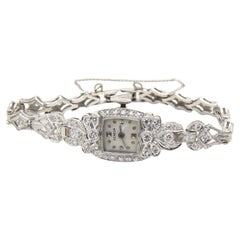 Montre-bracelet habillée du milieu du XXe siècle pour femme en platine, or blanc et diamants