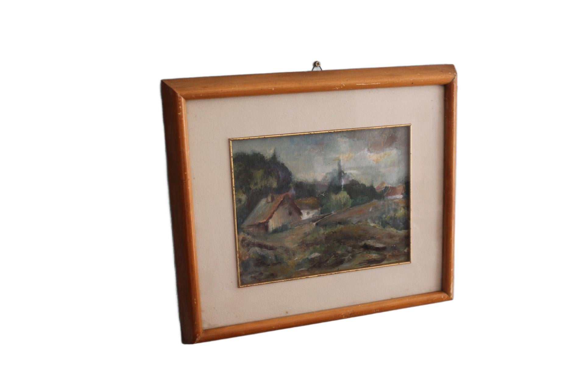 Dieses stimmungsvolle Ölgemälde aus dem frühen 20. Jahrhundert, das in der ausdrucksstarken Manier von Maurice de Vlaminck gemalt wurde, zeigt ein ruhiges, ländliches Dorf in einer stimmungsvollen, bewaldeten Landschaft. Diese auf Karton gemalte,