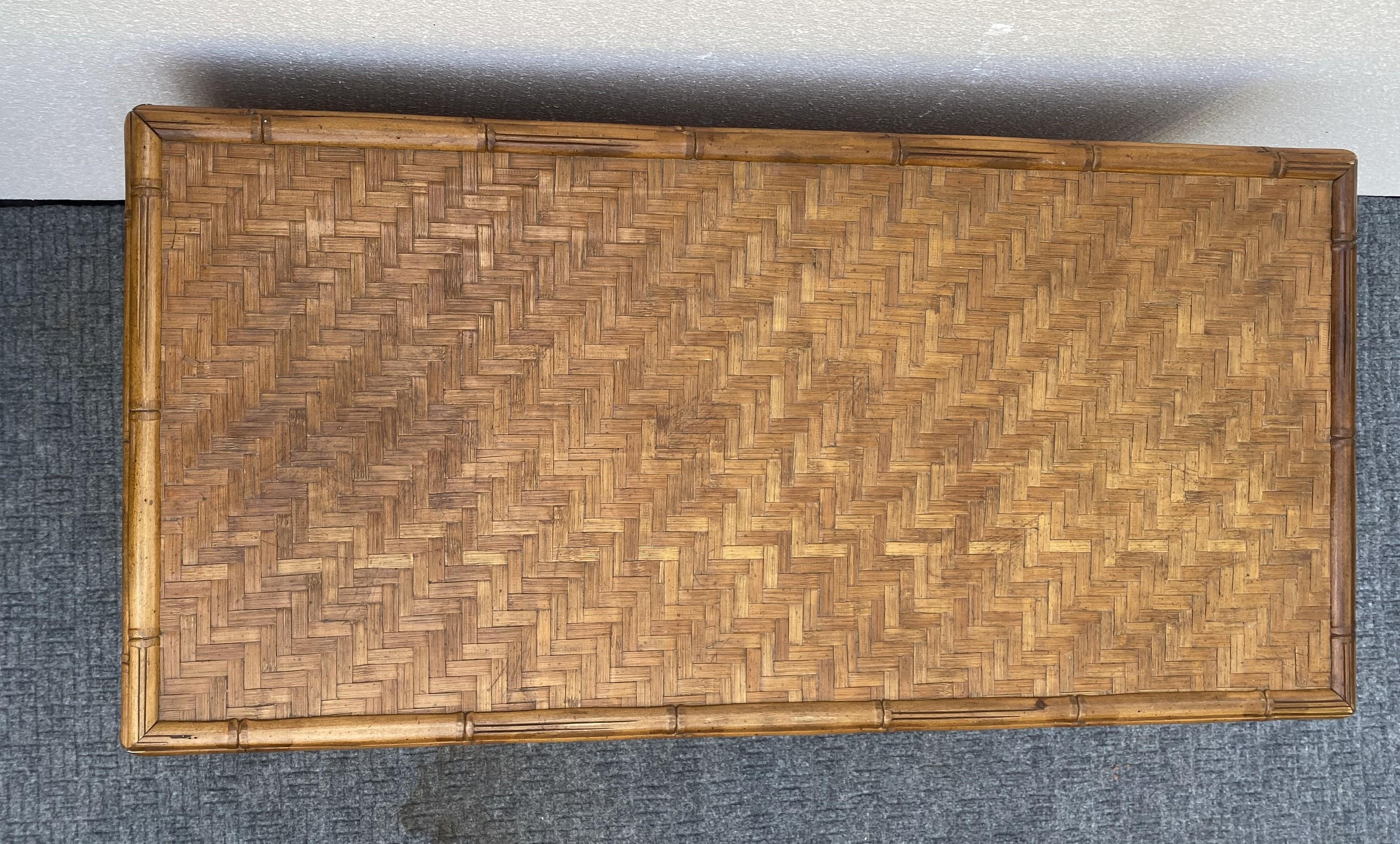 Mid-20th Century Lane Legacy Rattan Love Chest  In Good Condition For Sale In Cincinnati, OH
