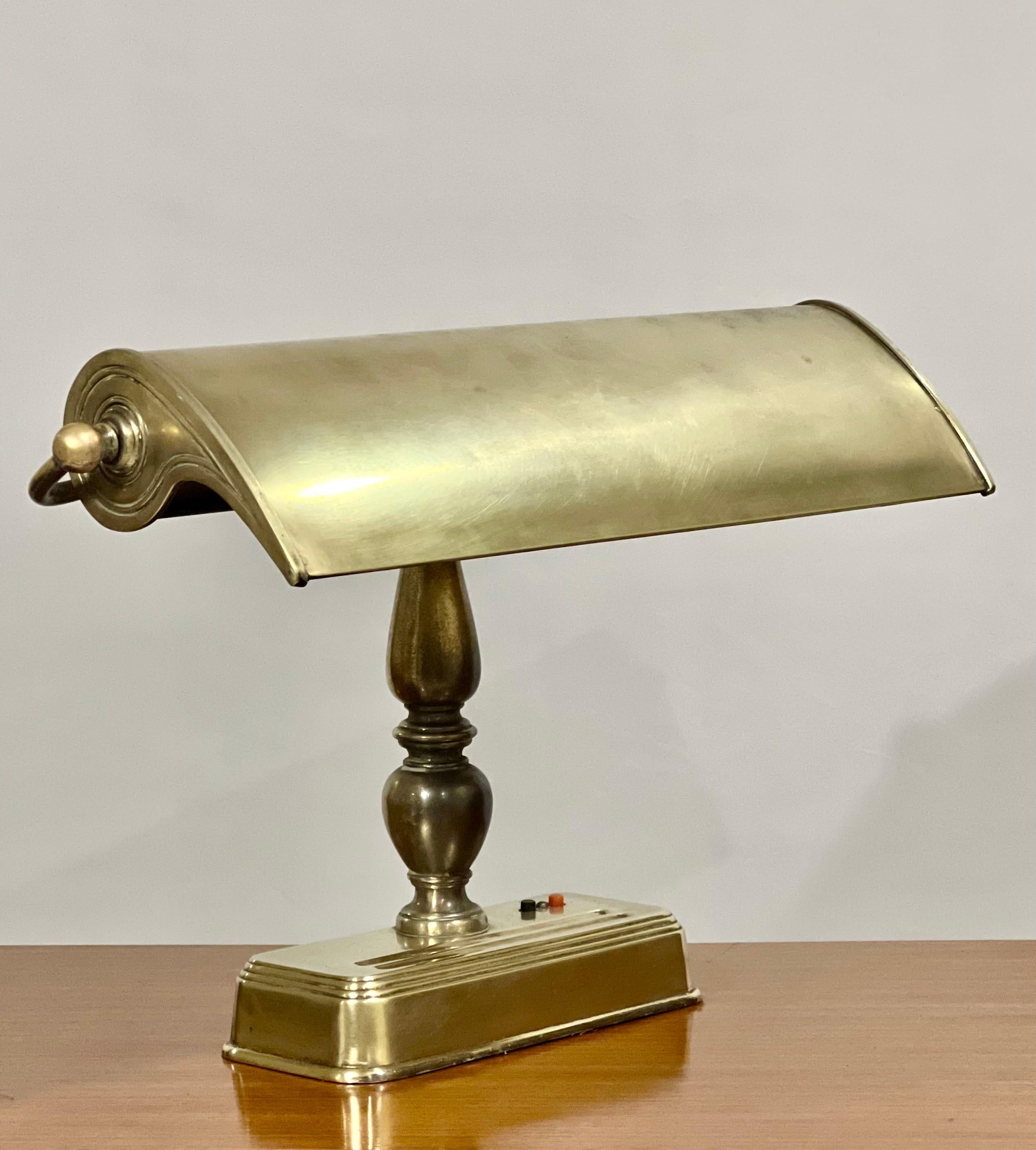 Große Banker-Schreibtischlampe mit verstellbarem Schirm, um 1950.

Dies ist eine beeindruckende Lampe mit tollem Design. Ein Sockel in Form einer Balustrade trägt einen verstellbaren Schirm mit weißer Emaille auf der Unterseite und eine einröhrige