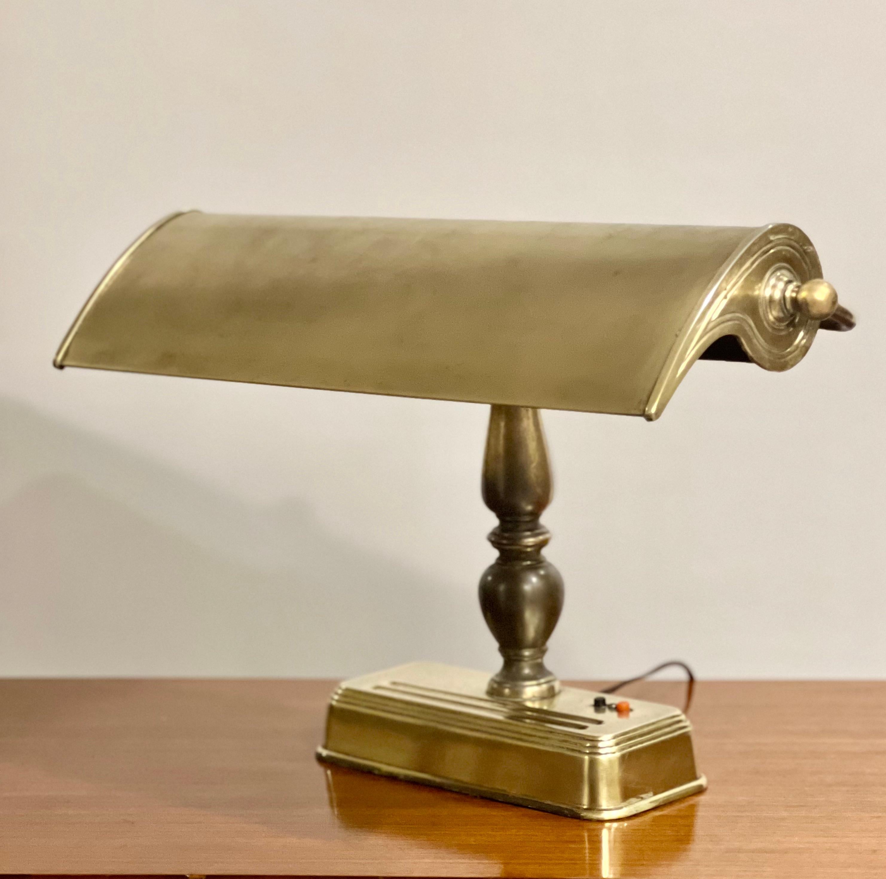 Mid 20th Century Large Brass Banker's Desk Lamp For Sale 1