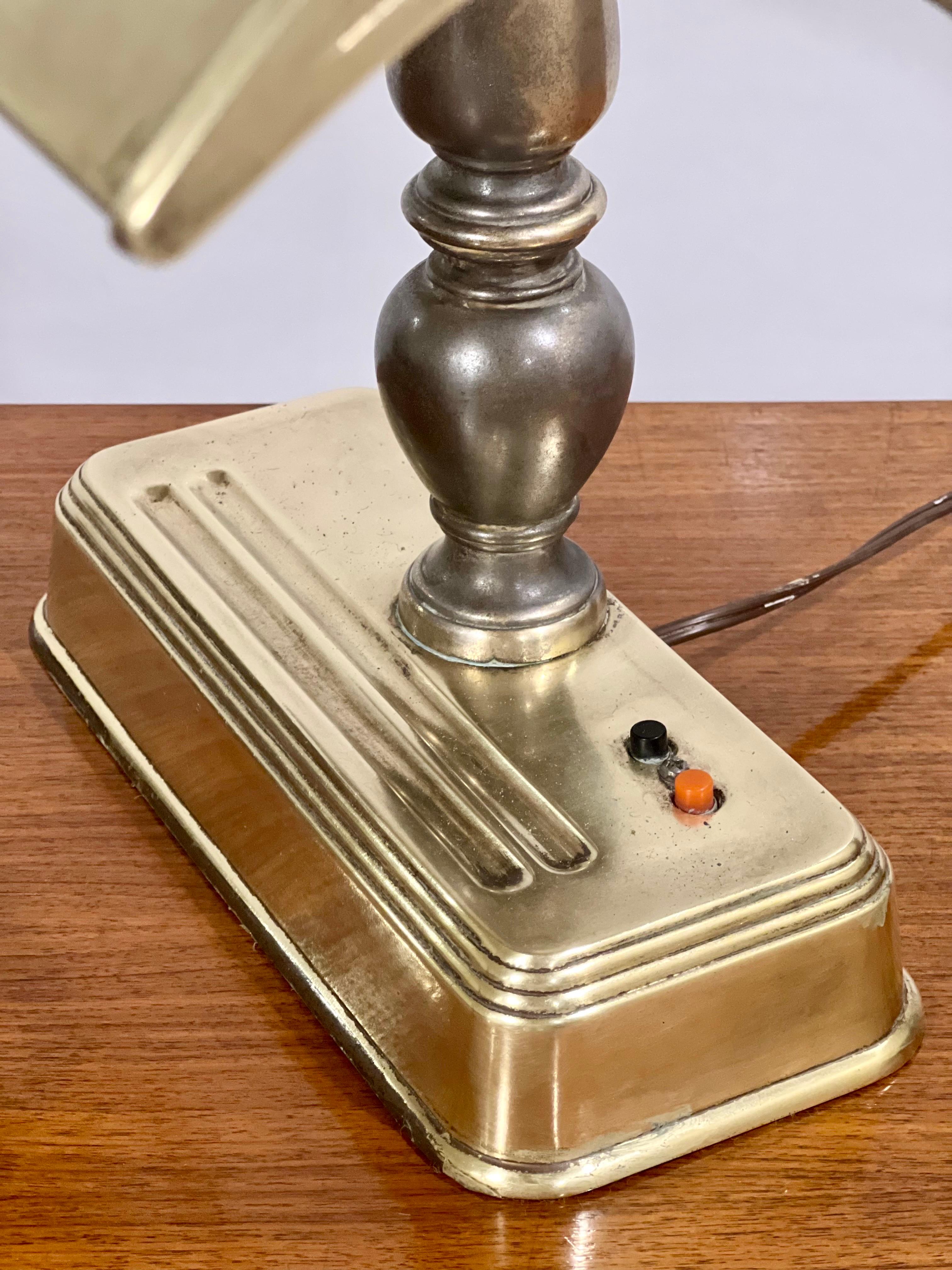 Mitte des 20. Jahrhunderts Große Banker's Desk Lamp aus Messing im Angebot 5