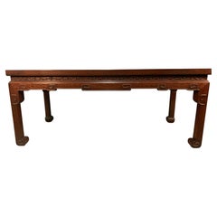 Grande table centrale chinoise en bois de rose du milieu du 20e siècle