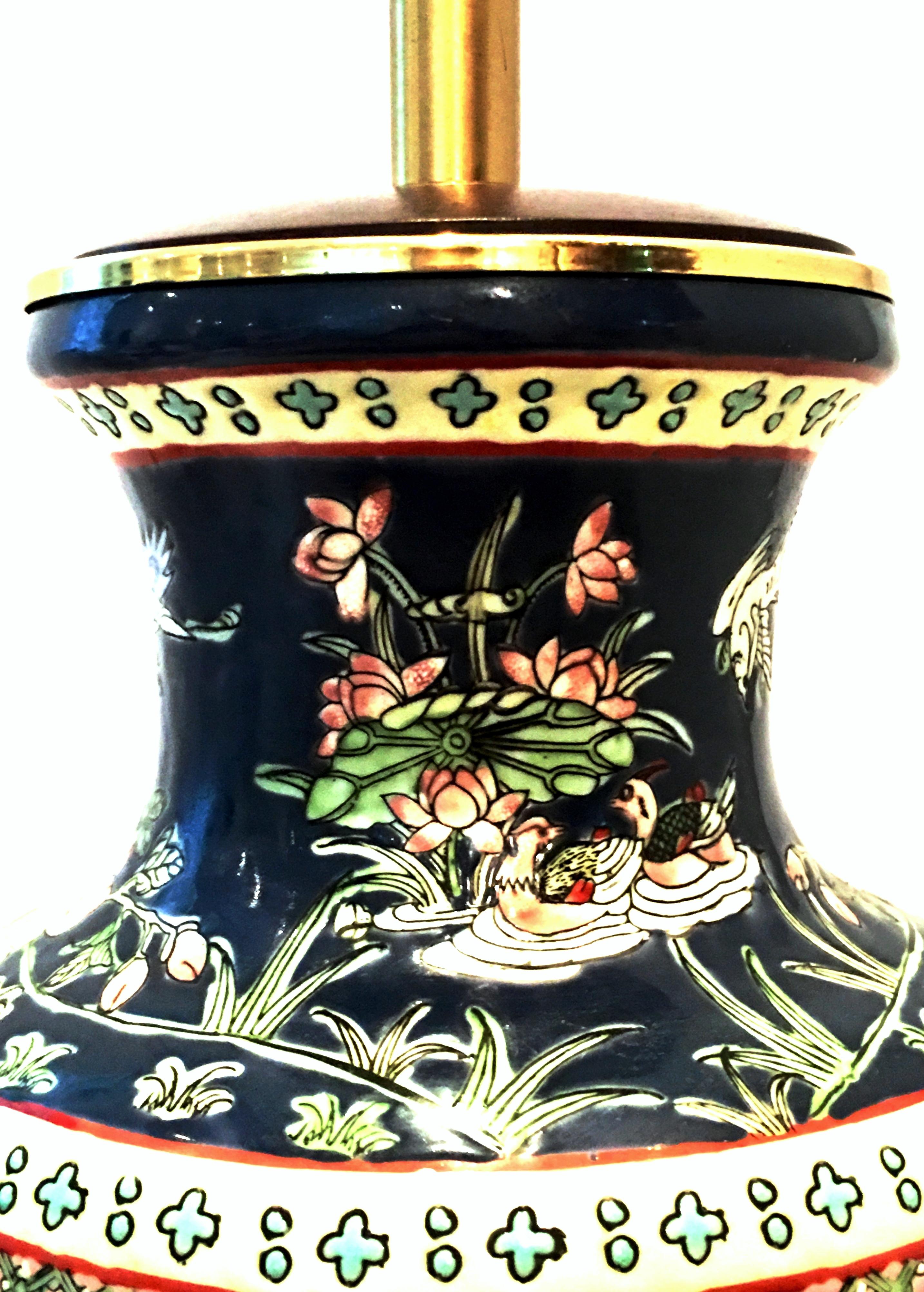 Große Famille-Lampe aus handbemaltem Porzellan und Messing, Mitte des 20. Jahrhunderts im Angebot 4