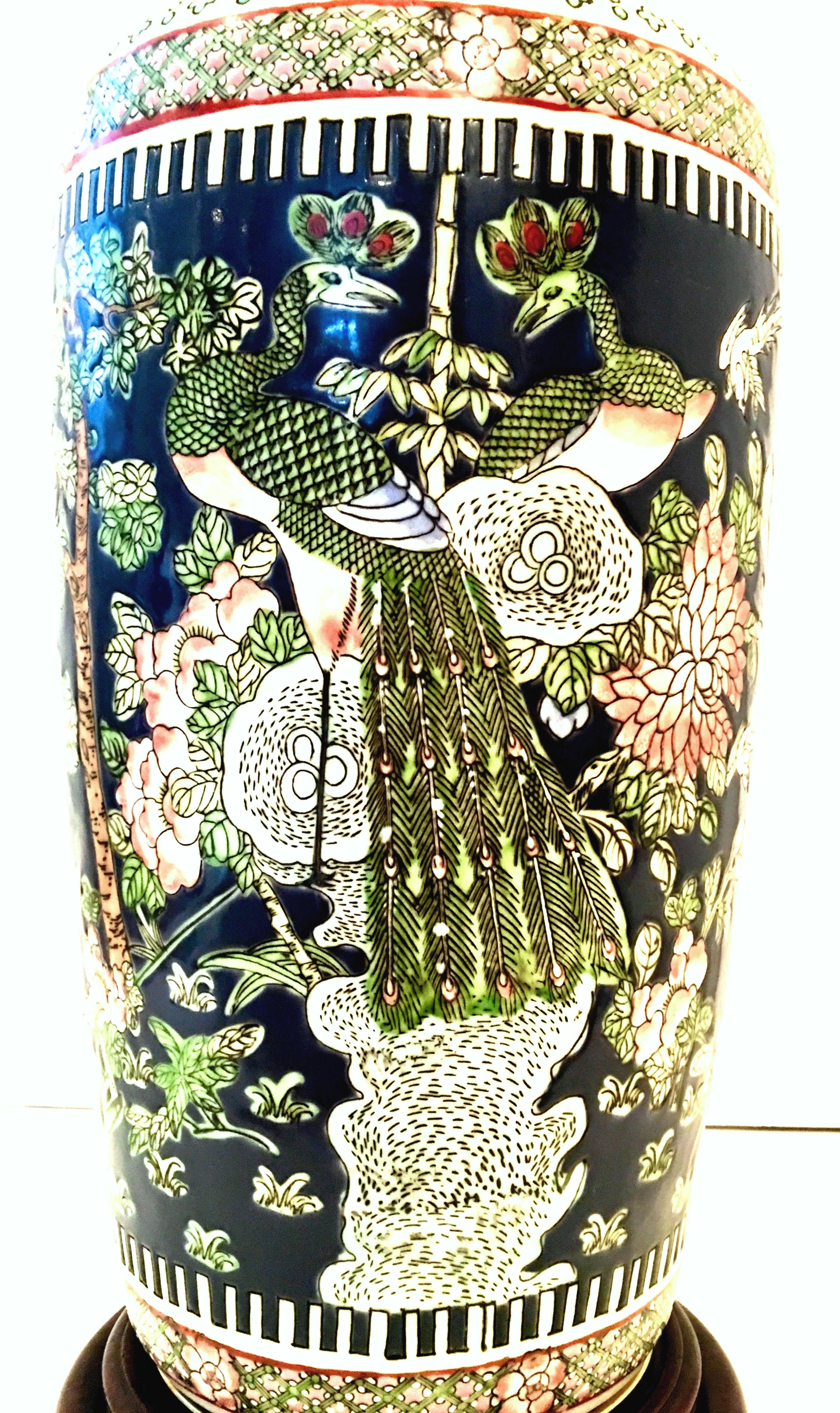 Große Famille-Lampe aus handbemaltem Porzellan und Messing, Mitte des 20. Jahrhunderts im Zustand „Gut“ im Angebot in West Palm Beach, FL