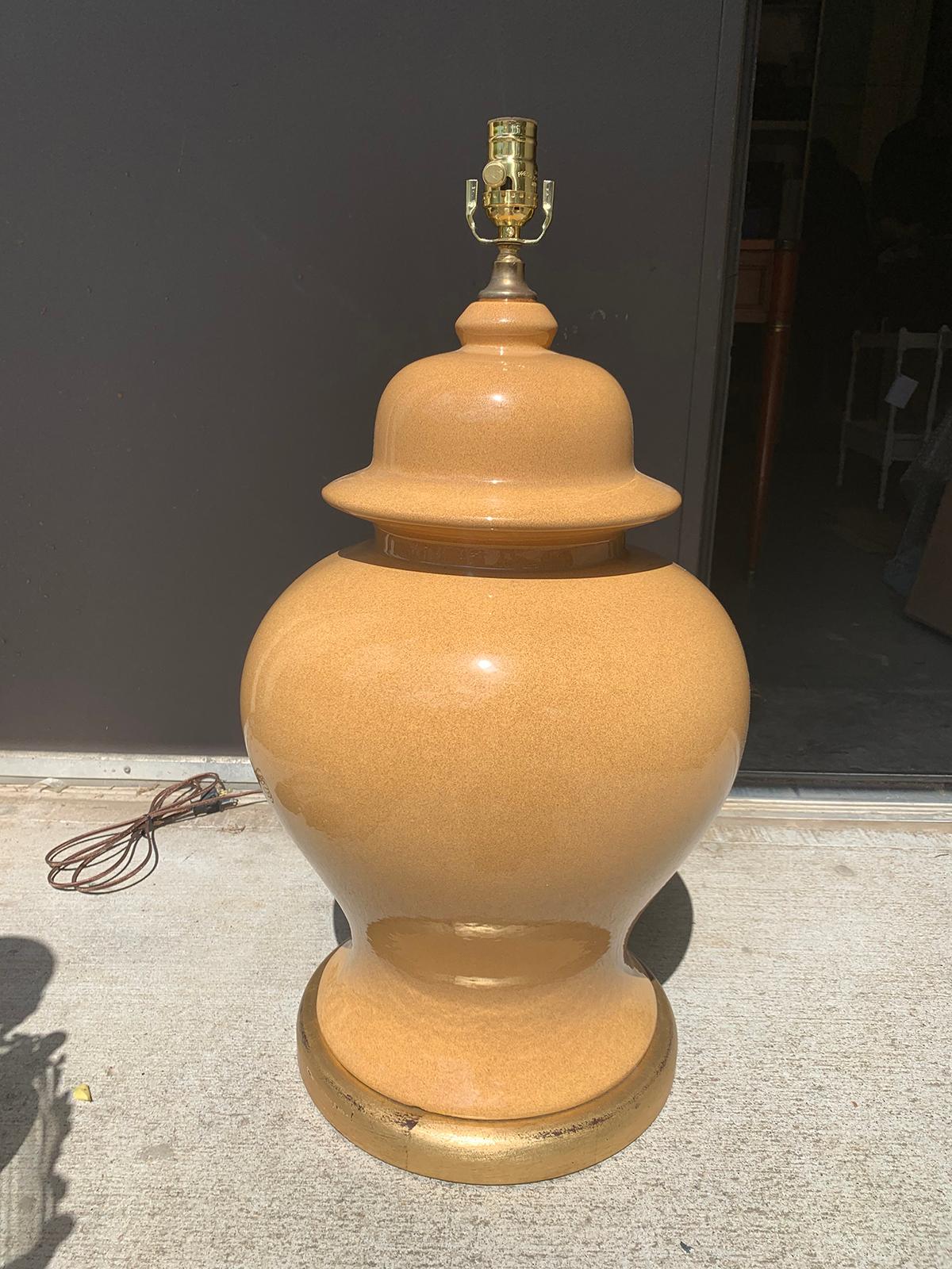 Mid-20th century large ginger jar as lamp, custom giltwood base
Mustard color
Brand new wiring
Measures: 14