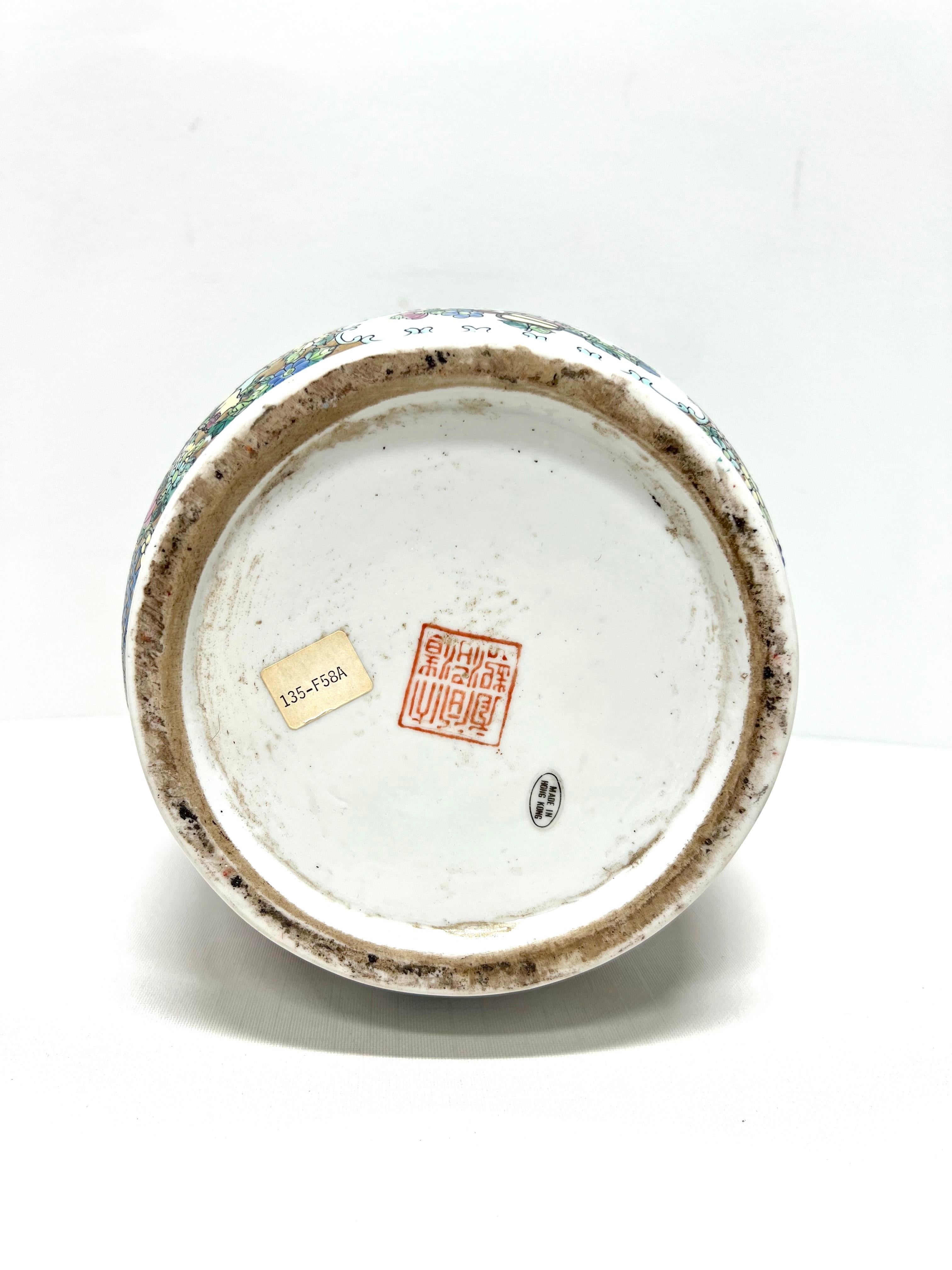 Mitte des 20. Jahrhunderts Große handbemalte Vase aus Hongkong-Porzellan auf Stand 1