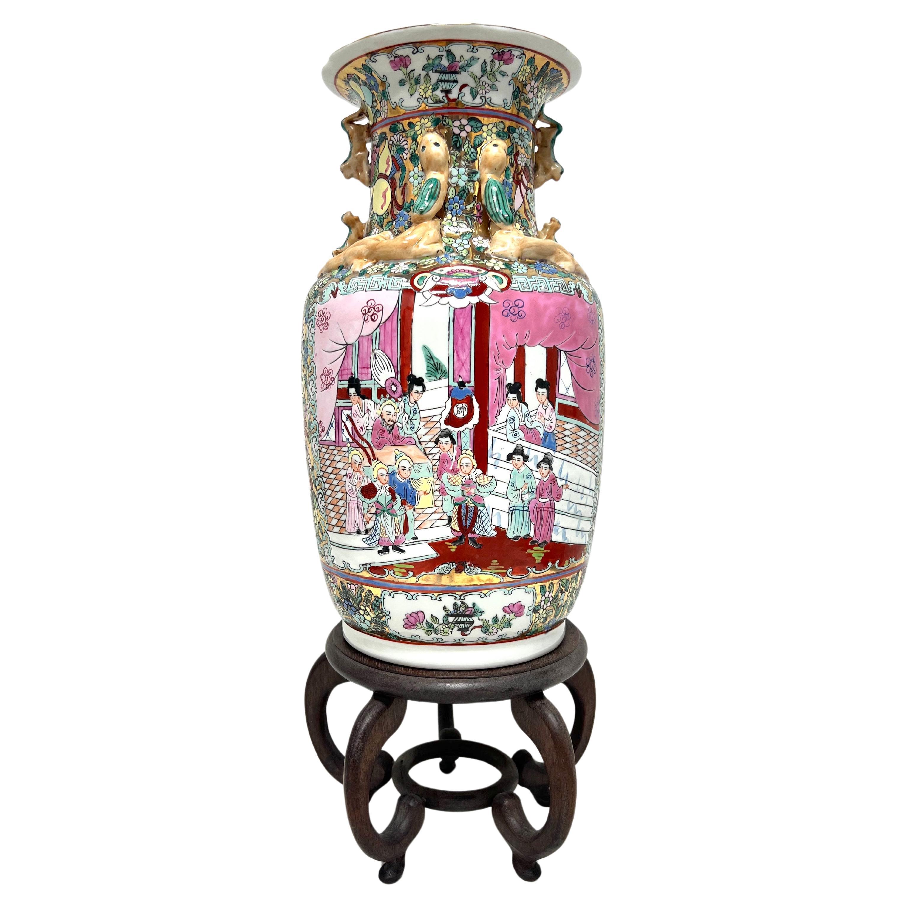 Mitte des 20. Jahrhunderts Große handbemalte Vase aus Hongkong-Porzellan auf Stand