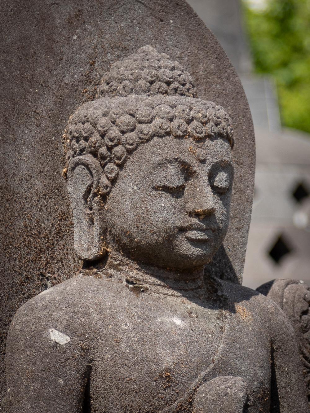 Große alte Lavastein-Buddha-Statue aus Indonesien aus der Mitte des 20. Jahrhunderts im Angebot 6