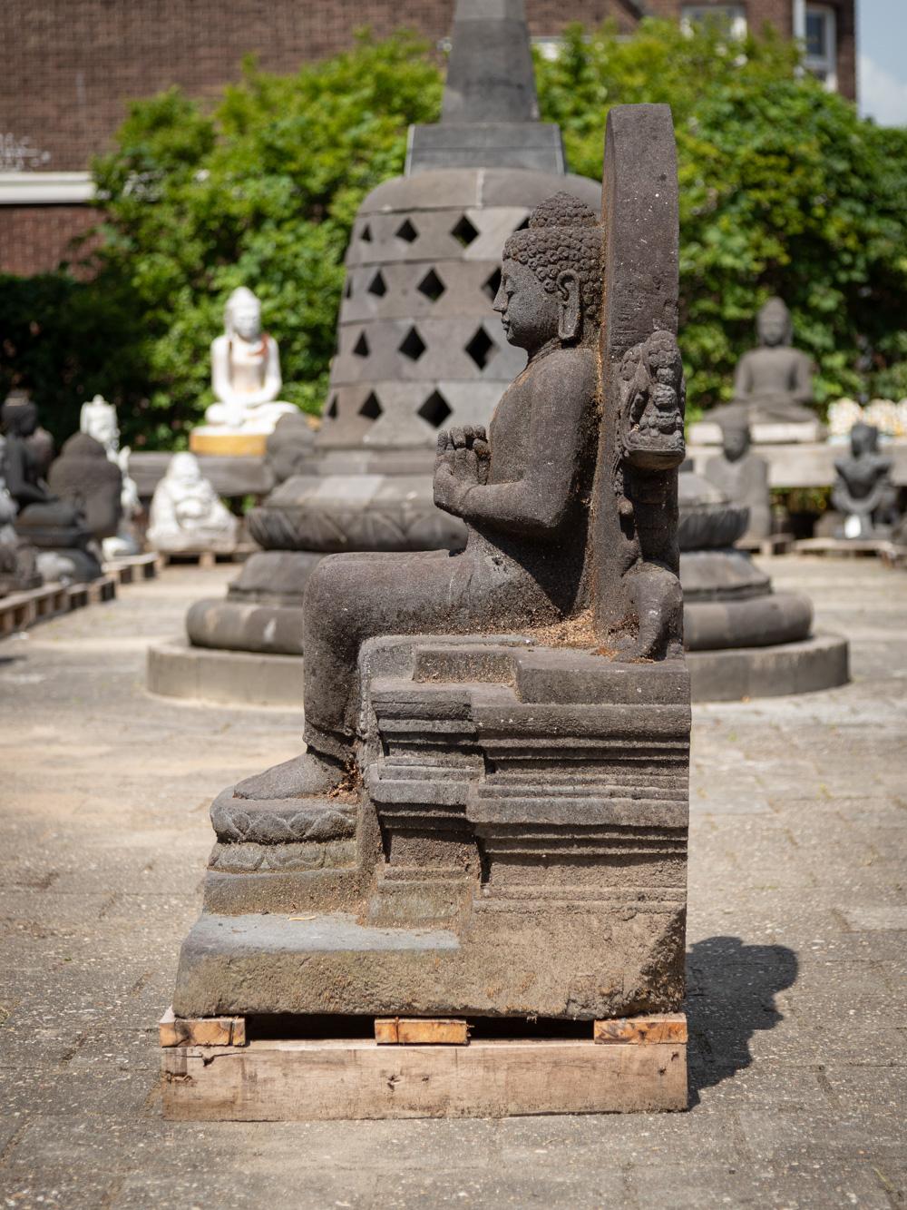 Große alte Lavastein-Buddha-Statue aus Indonesien aus der Mitte des 20. Jahrhunderts (Indonesisch) im Angebot
