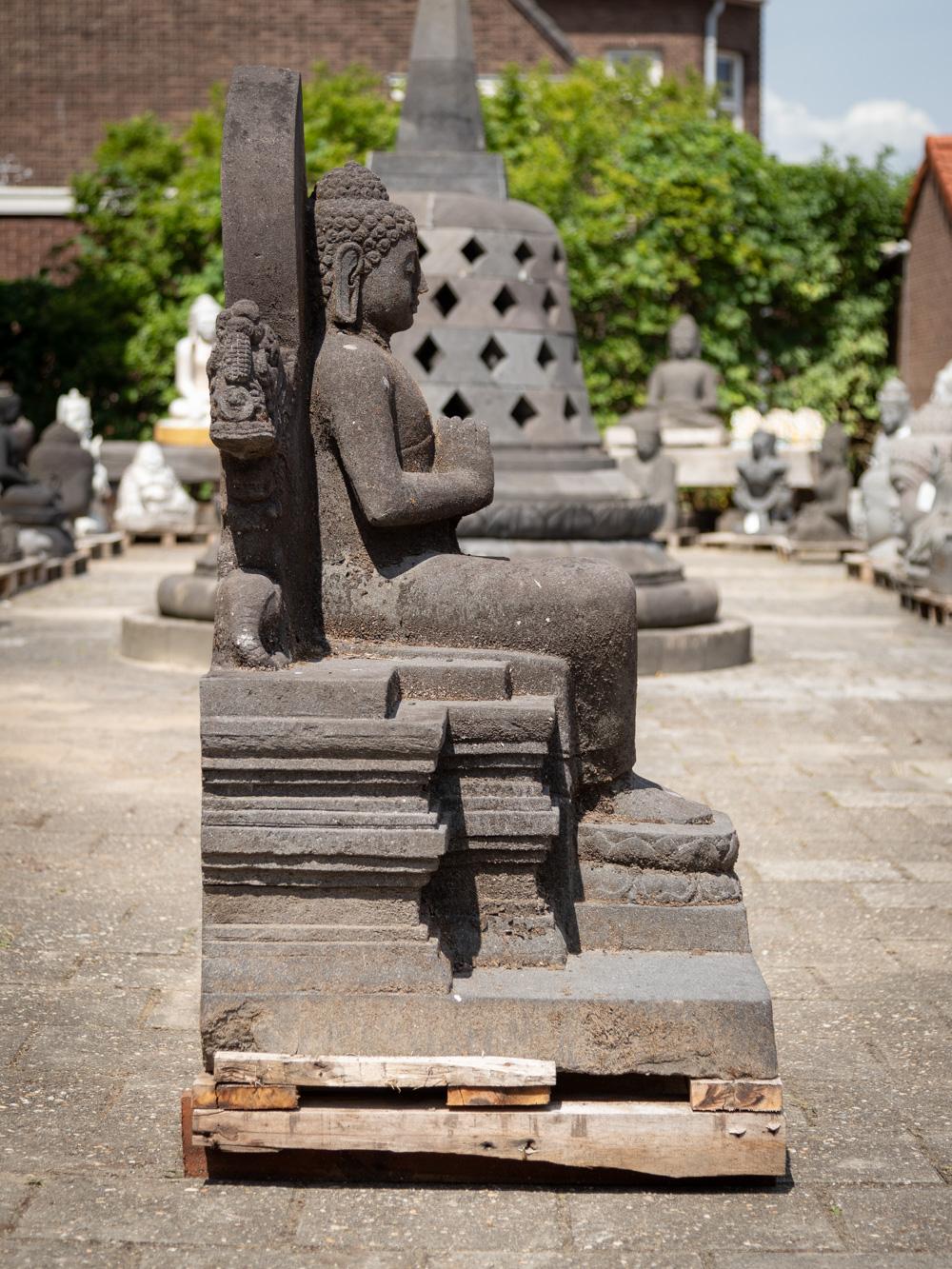 Große alte Lavastein-Buddha-Statue aus Indonesien aus der Mitte des 20. Jahrhunderts im Angebot 1