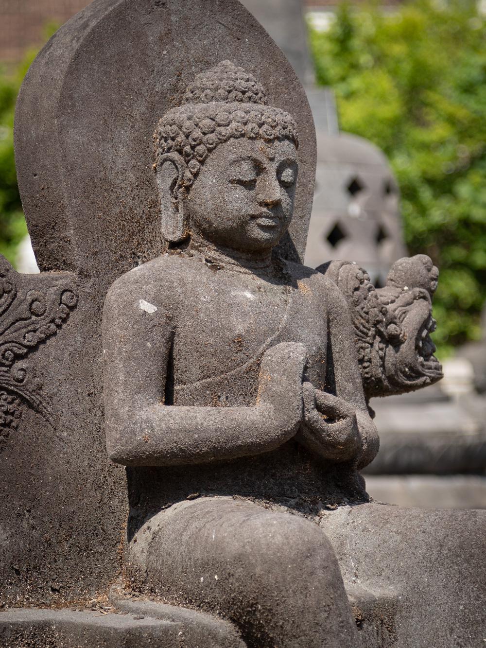 Große alte Lavastein-Buddha-Statue aus Indonesien aus der Mitte des 20. Jahrhunderts im Angebot 3