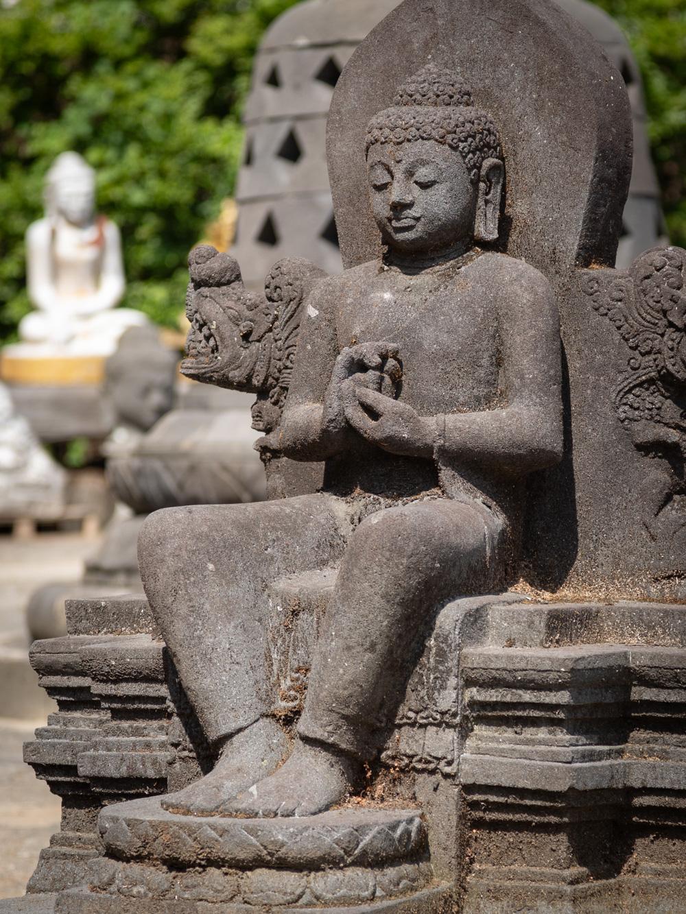 Große alte Lavastein-Buddha-Statue aus Indonesien aus der Mitte des 20. Jahrhunderts im Angebot 5