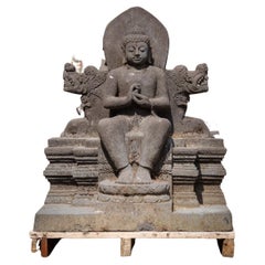 Grande statue de Bouddha en pierre de lave ancienne du milieu du 20e siècle provenant d'Indonésie