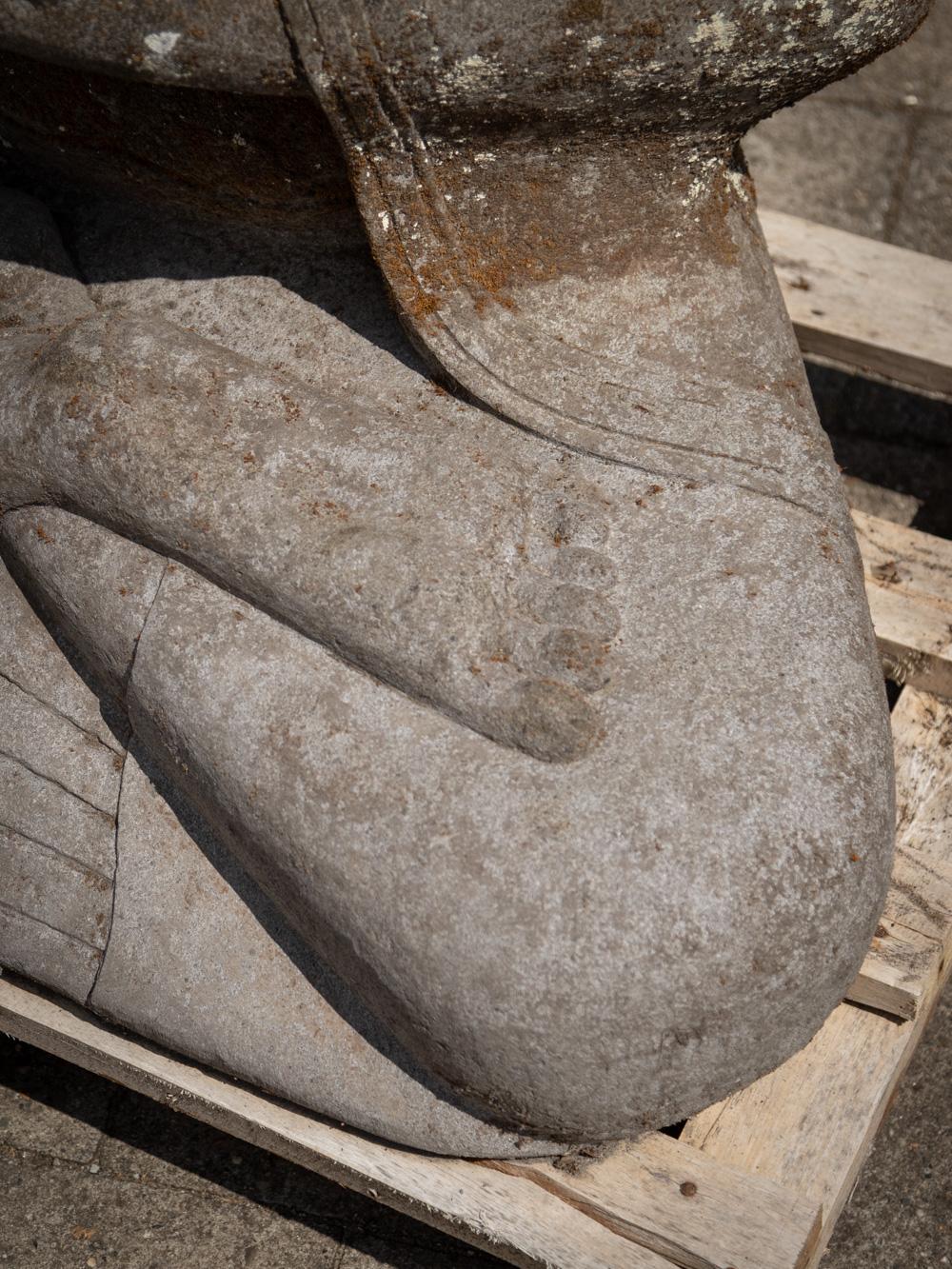 Grande statue de Bouddha en pierre de lave ancienne du milieu du 20e siècle en Dharmachakra mudra en vente 11