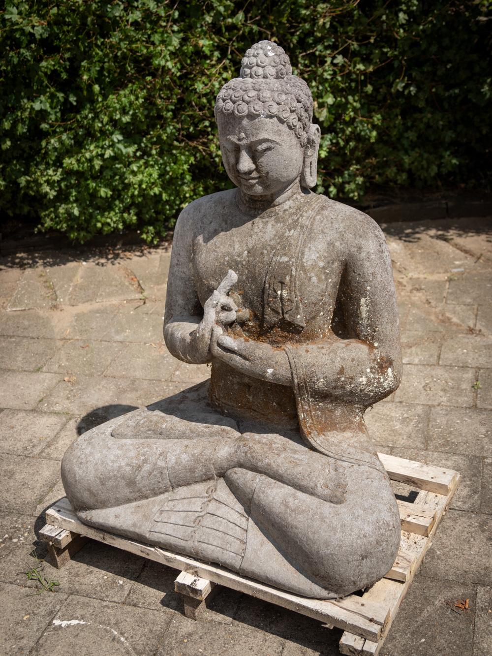 Grande statue de Bouddha en pierre de lave ancienne du milieu du 20e siècle en Dharmachakra mudra en vente 1