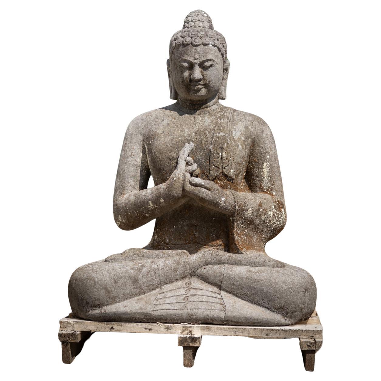 Grande statue de Bouddha en pierre de lave ancienne du milieu du 20e siècle en Dharmachakra mudra 