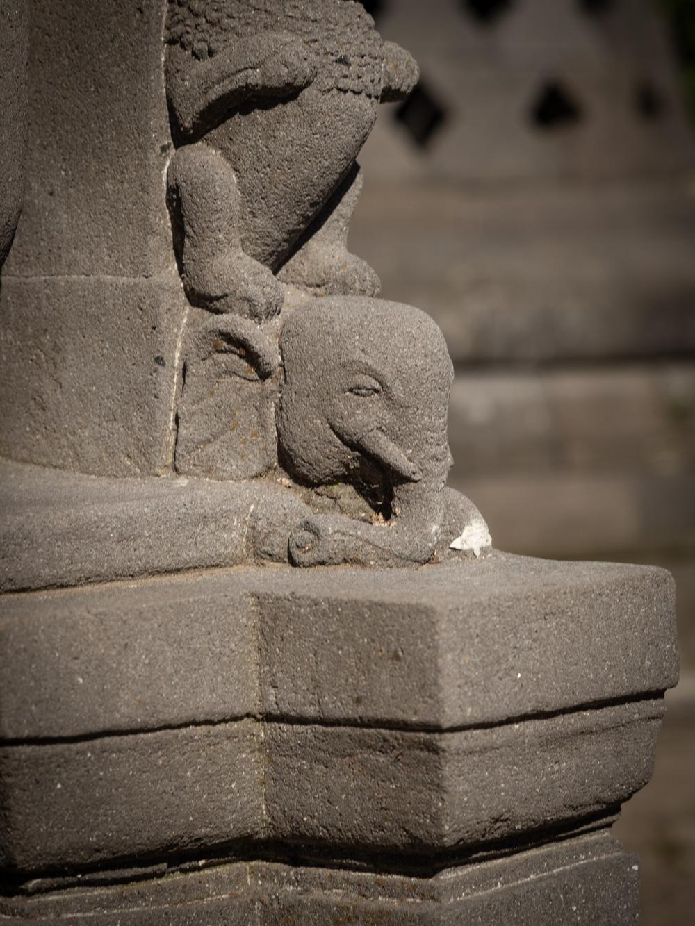 Große alte Buddha-Statue aus Lavastein aus der Mitte des 20. Jahrhunderts –  OriginalBuddha im Angebot 9