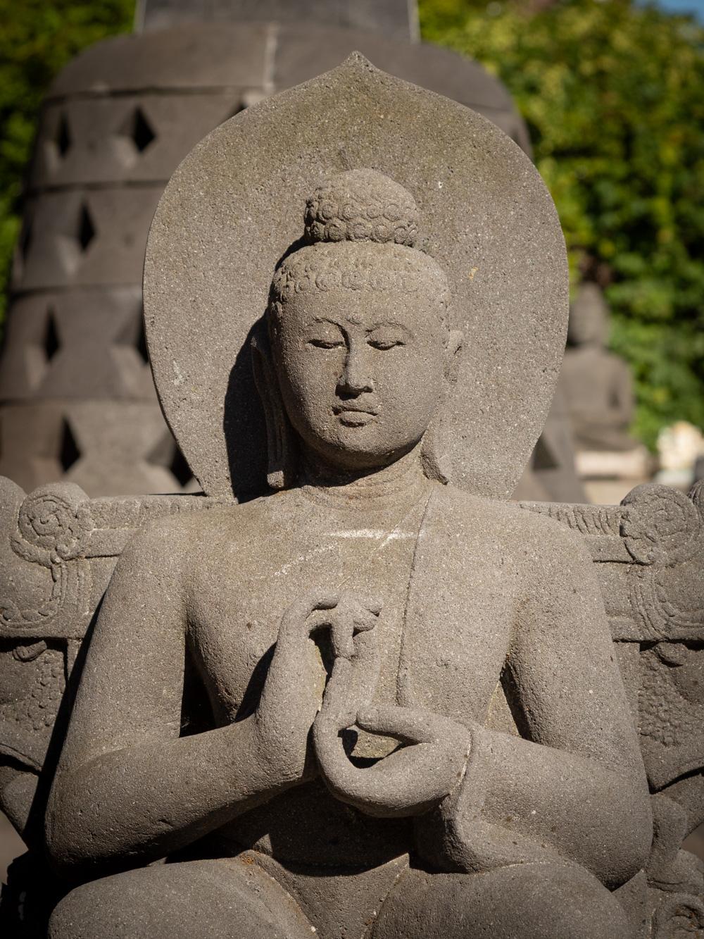 Große alte Buddha-Statue aus Lavastein
MATERIAL : Lavastein
115 cm hoch
80 cm breit und 59 cm tief
Geschätztes Gewicht: 450 kg
Dharmachakra Mudra
Mitte des 20. Jahrhunderts
Kann weltweit verschickt werden
Mit Ursprung in Indonesien
Nr: 3773-3