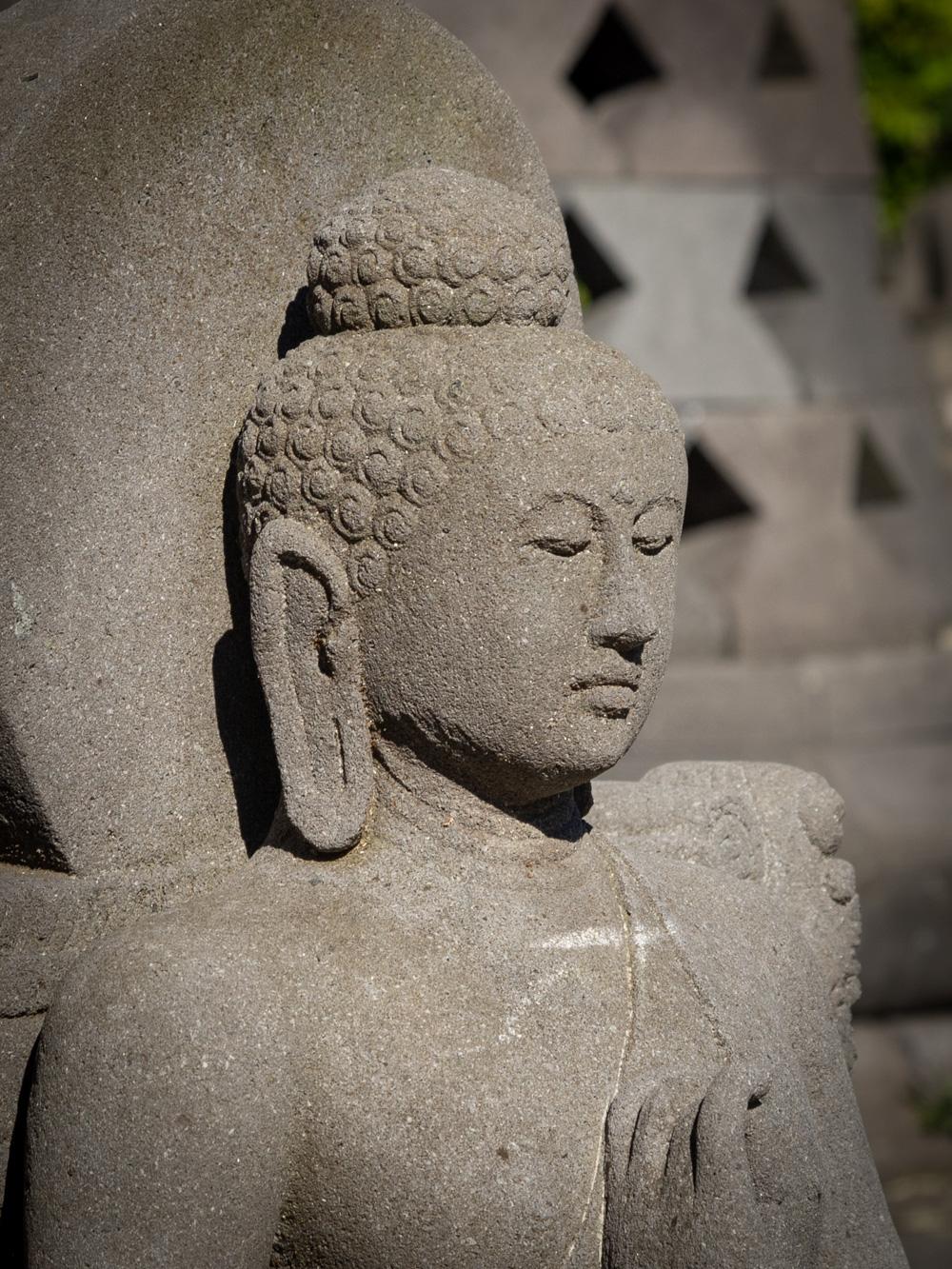 Milieu du 20e siècle Grande statue de Bouddha en lavastone ancienne -  OriginalBuddha en vente 14