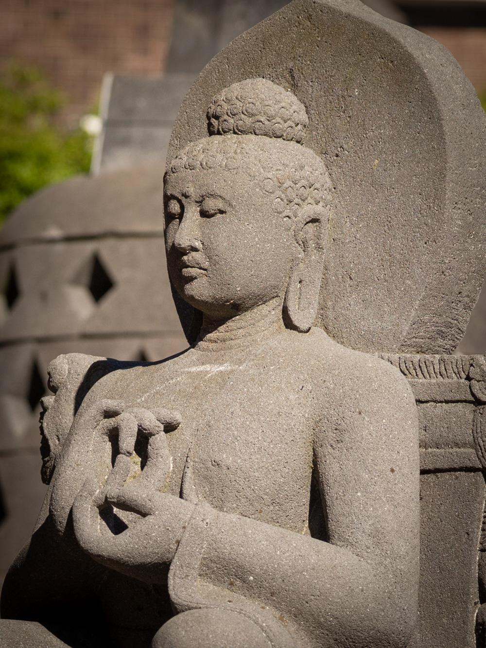 Milieu du 20e siècle Grande statue de Bouddha en lavastone ancienne -  OriginalBuddha Bon état - En vente à DEVENTER, NL