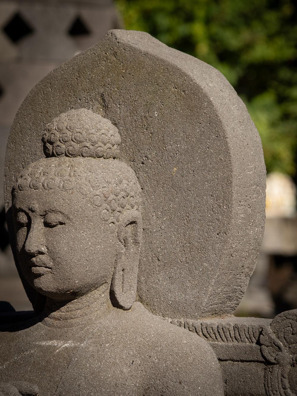 Große alte Buddha-Statue aus Lavastein aus der Mitte des 20. Jahrhunderts –  OriginalBuddha im Angebot 1