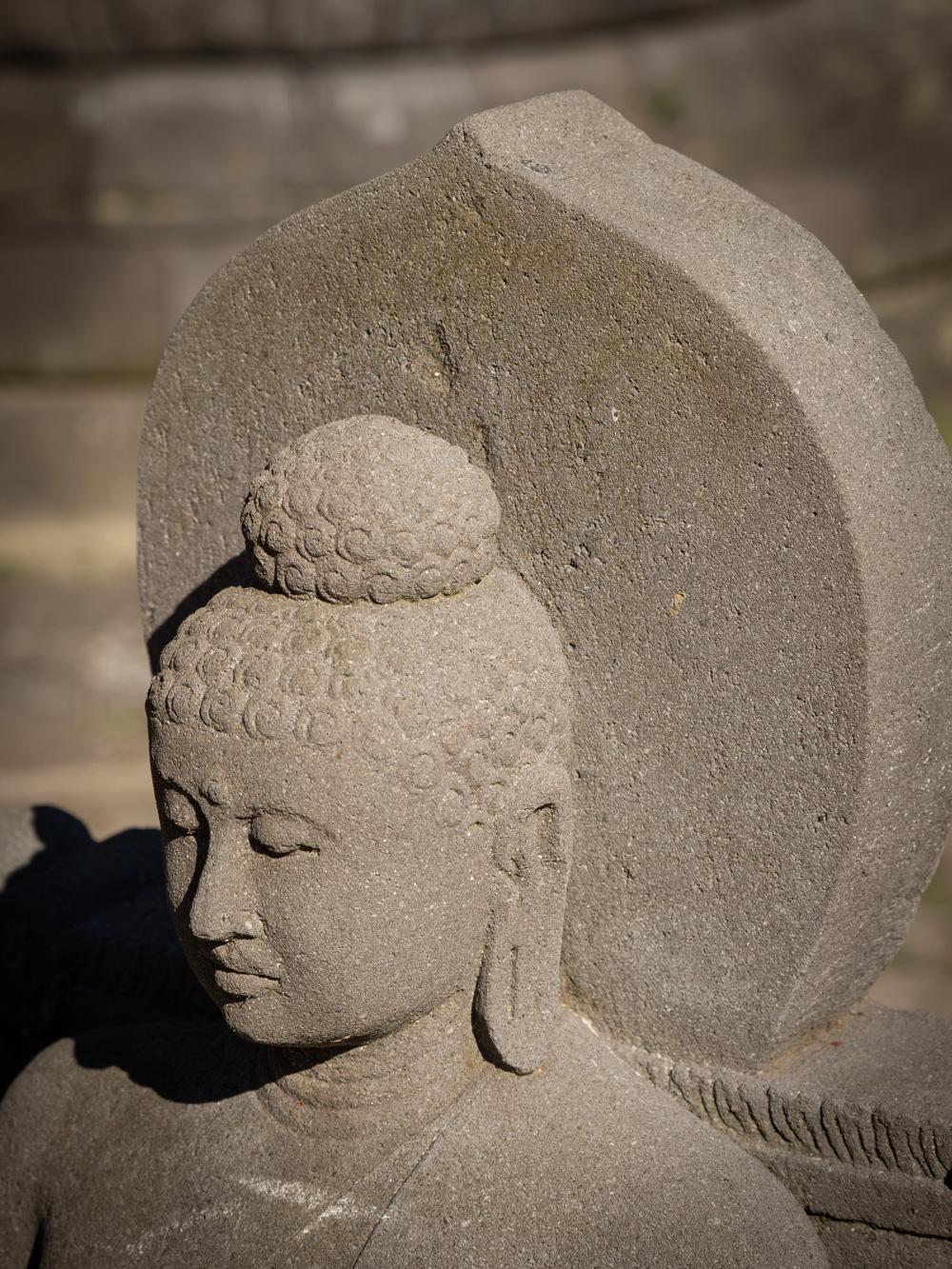 Milieu du 20e siècle Grande statue de Bouddha en lavastone ancienne -  OriginalBuddha en vente 1