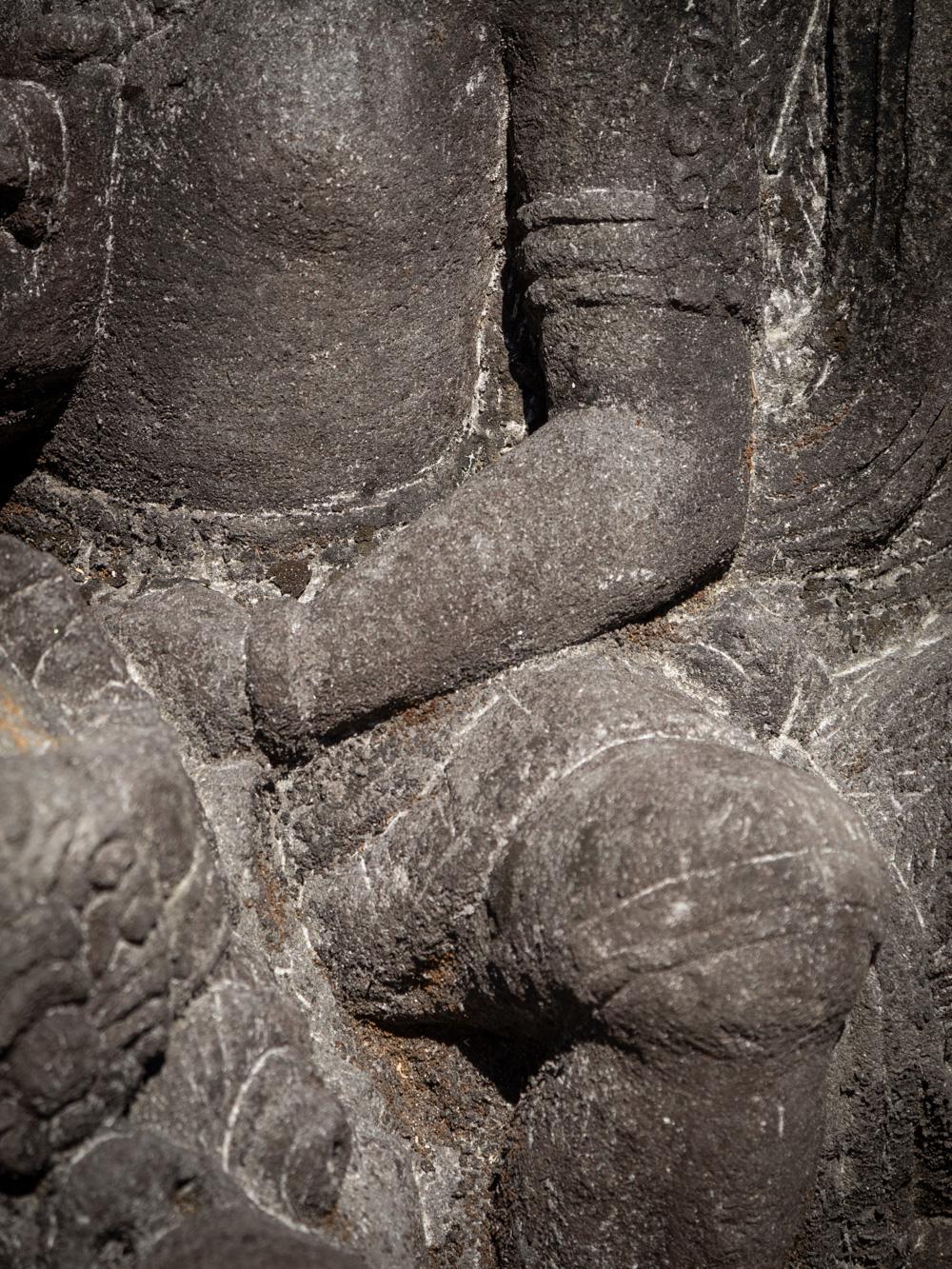 Grande statue de Vishnu en pierre de lave ancienne du milieu du 20e siècle sur oiseau Garuda en vente 14