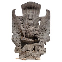 Grande statue de Vishnu en pierre de lave ancienne du milieu du 20e siècle sur oiseau Garuda