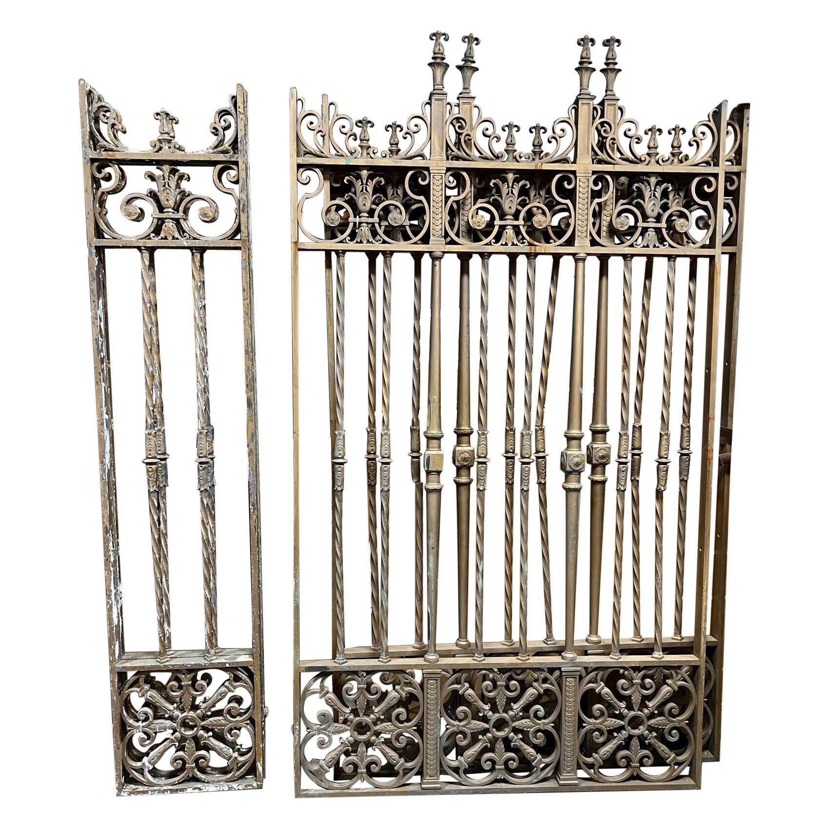 Paire de grilles d'entrée d'allée en bronze avec panneaux latéraux, milieu du 20e siècle