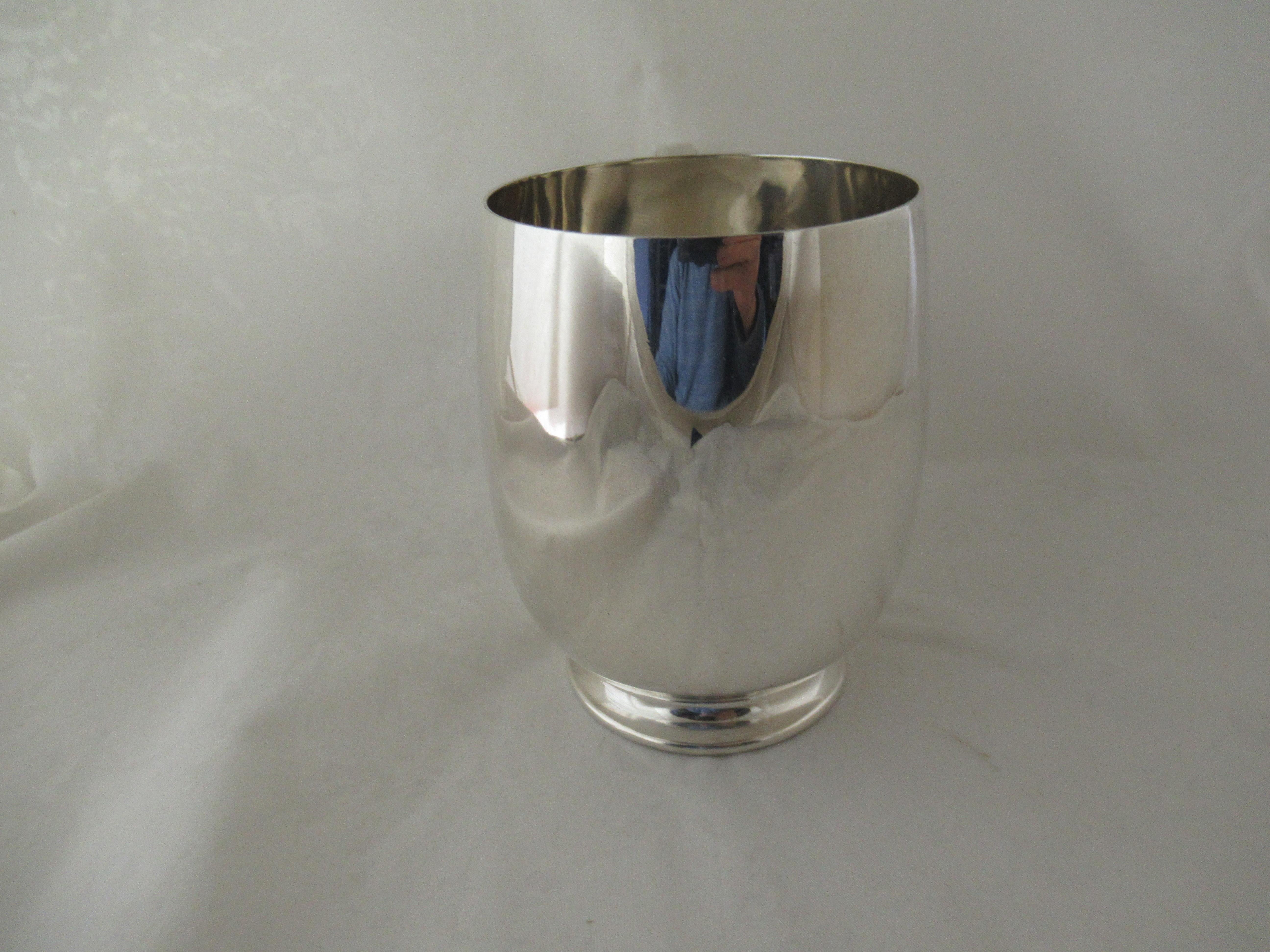 A superb, large, SOLID SILVER TANKARD.
Made in Birmingham, England in 1951  - 73 years old and in perfect condition. Must have been kept, wrapped up in a drawer, ever since it was made as there is not a single blemish to be seen.
Barrel shaped, with
