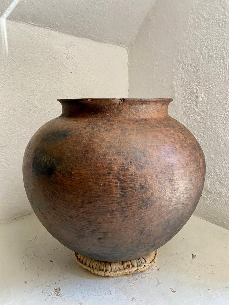 Rustic Mid 20th Century Large Water Pot from Mexico For Sale