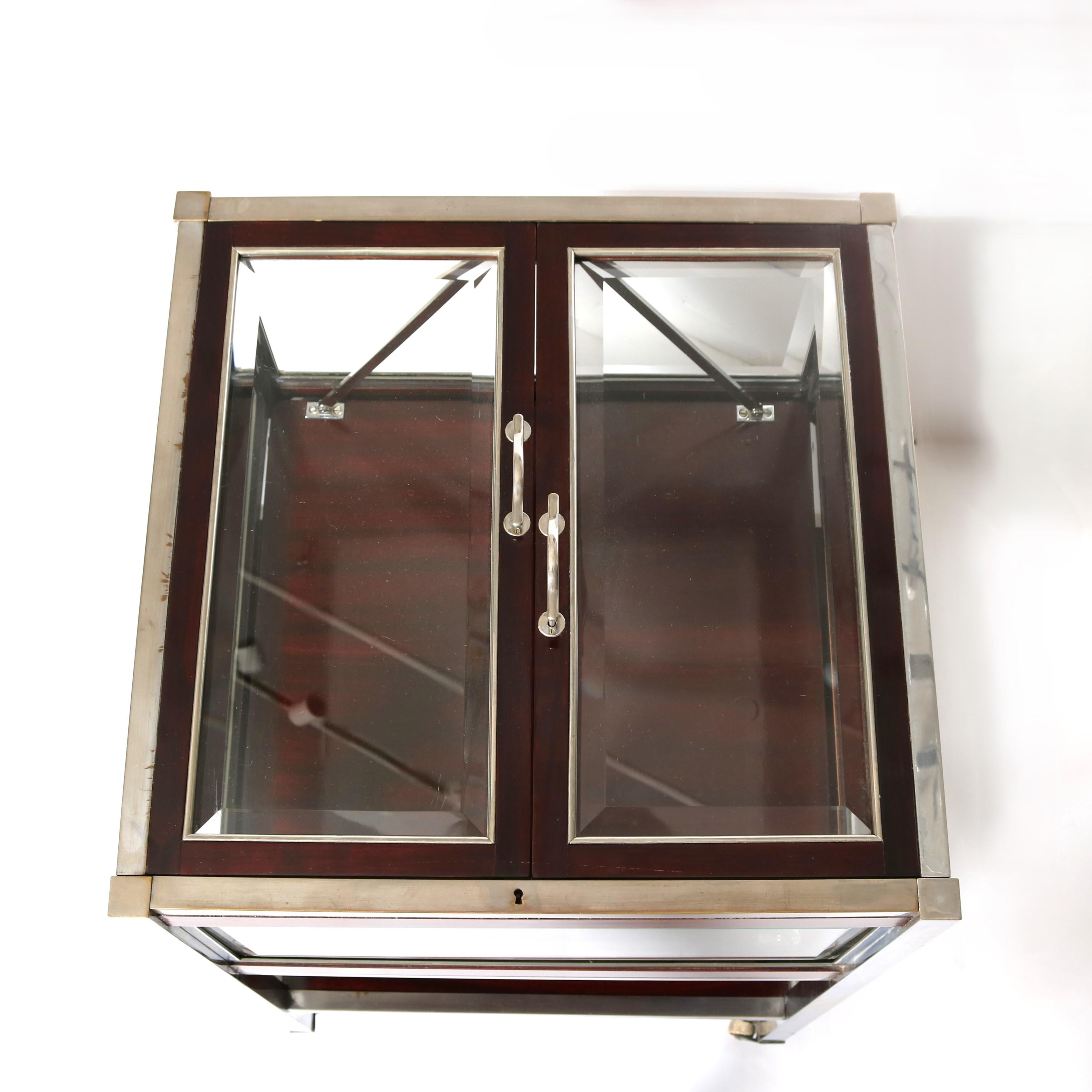 Cabinet de bar, en forme de cercueil d'avocat.  Le compartiment de rangement intérieur se soulève lorsque vous ouvrez les deux portes supérieures pour devenir un espace de service. Bois dur et chrome.  États-Unis d'Amérique, années 1960.