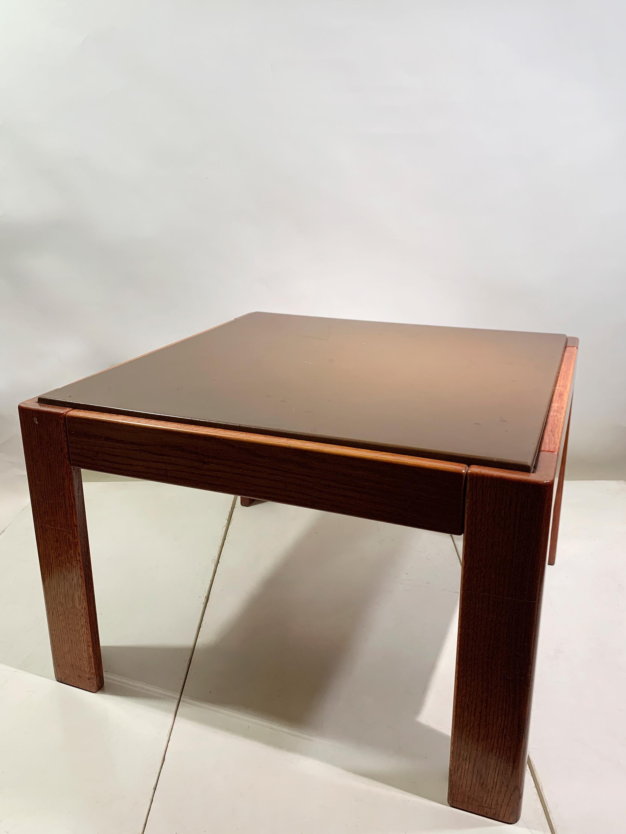 Questo tavolino incarna le linee pulite e l'integrità dei materiali sinonimo di design classico della metà del XX secolo. Il tavolo è realizzato in modo meticoloso con un ricco legno duro, apprezzato per la sua durata e per le sue venature evidenti.