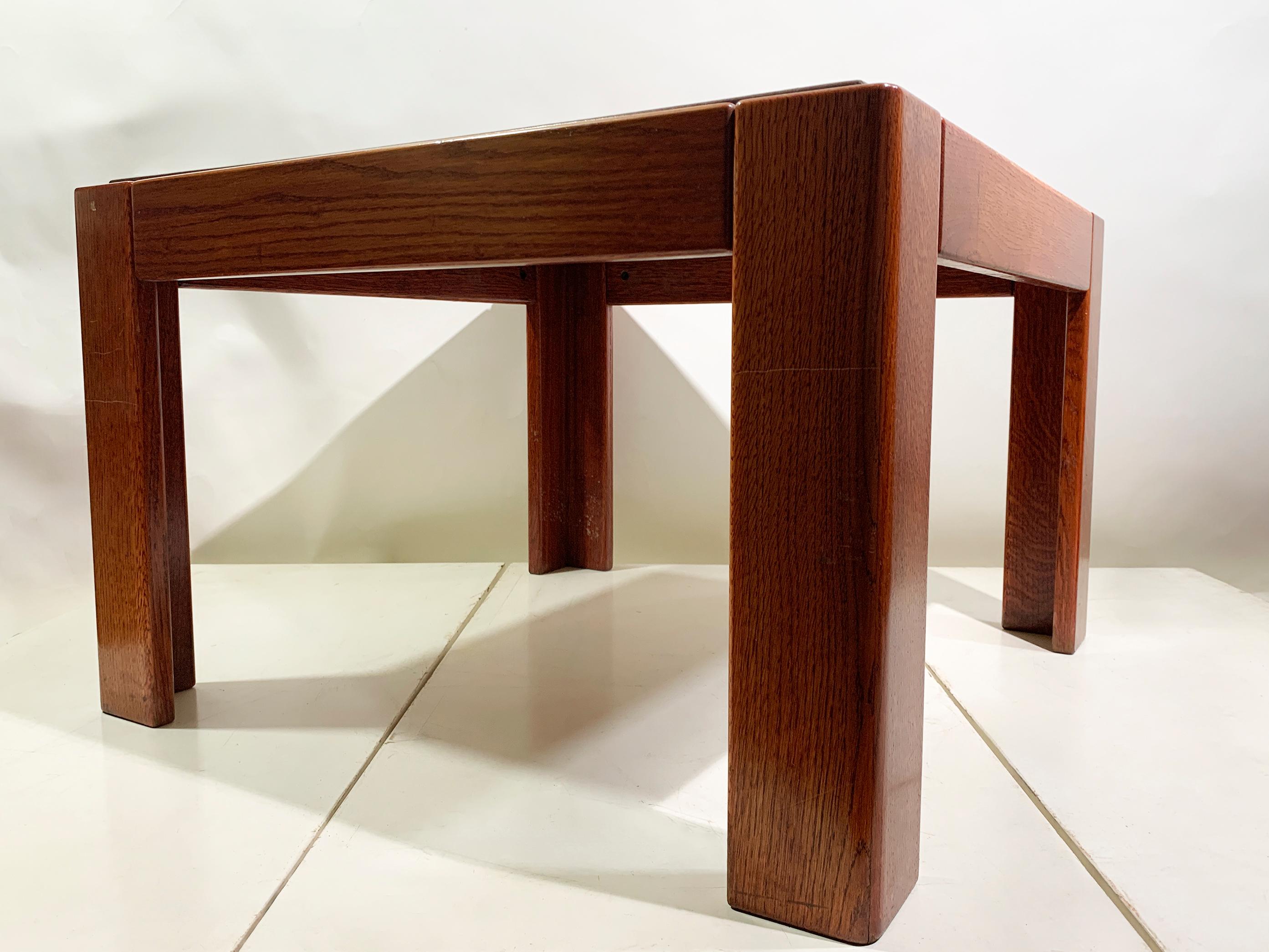 Tavolino in pelle e legno della metà del XX secolo, CIRCA 1960, Francia In condizioni buone in vendita a Beirut, LB