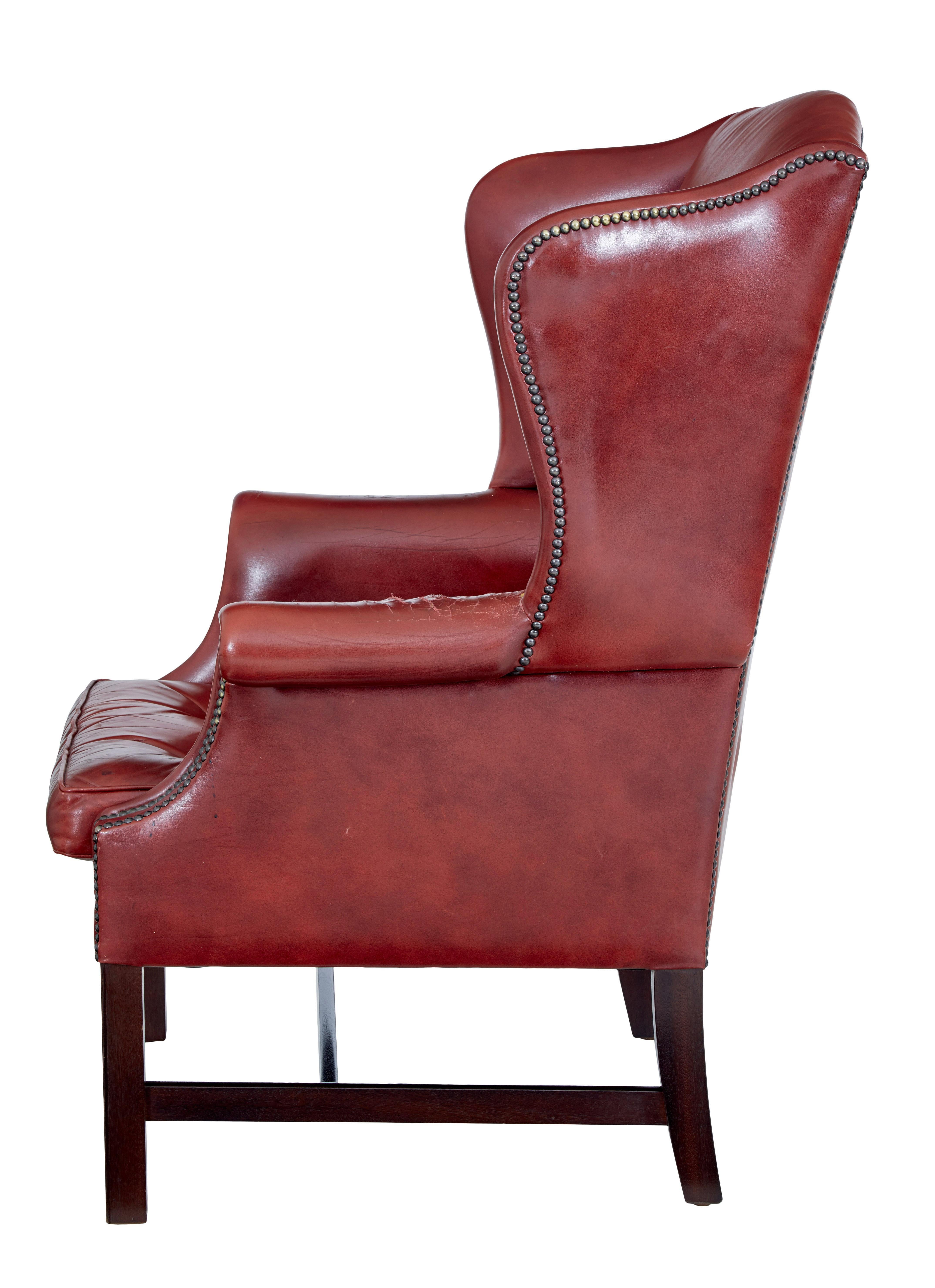 Sillón con respaldo de cuero de mediados del siglo XX Tallado a mano en venta