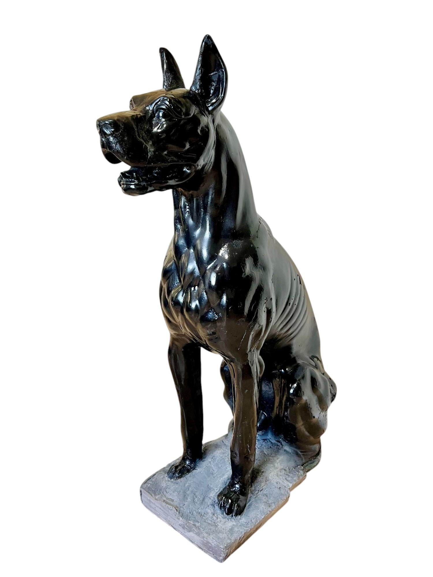 Estatua de perro gran danés de mediados del siglo xx, tamaño natural, en tiza negra en Bueno estado para la venta en Harlingen, TX