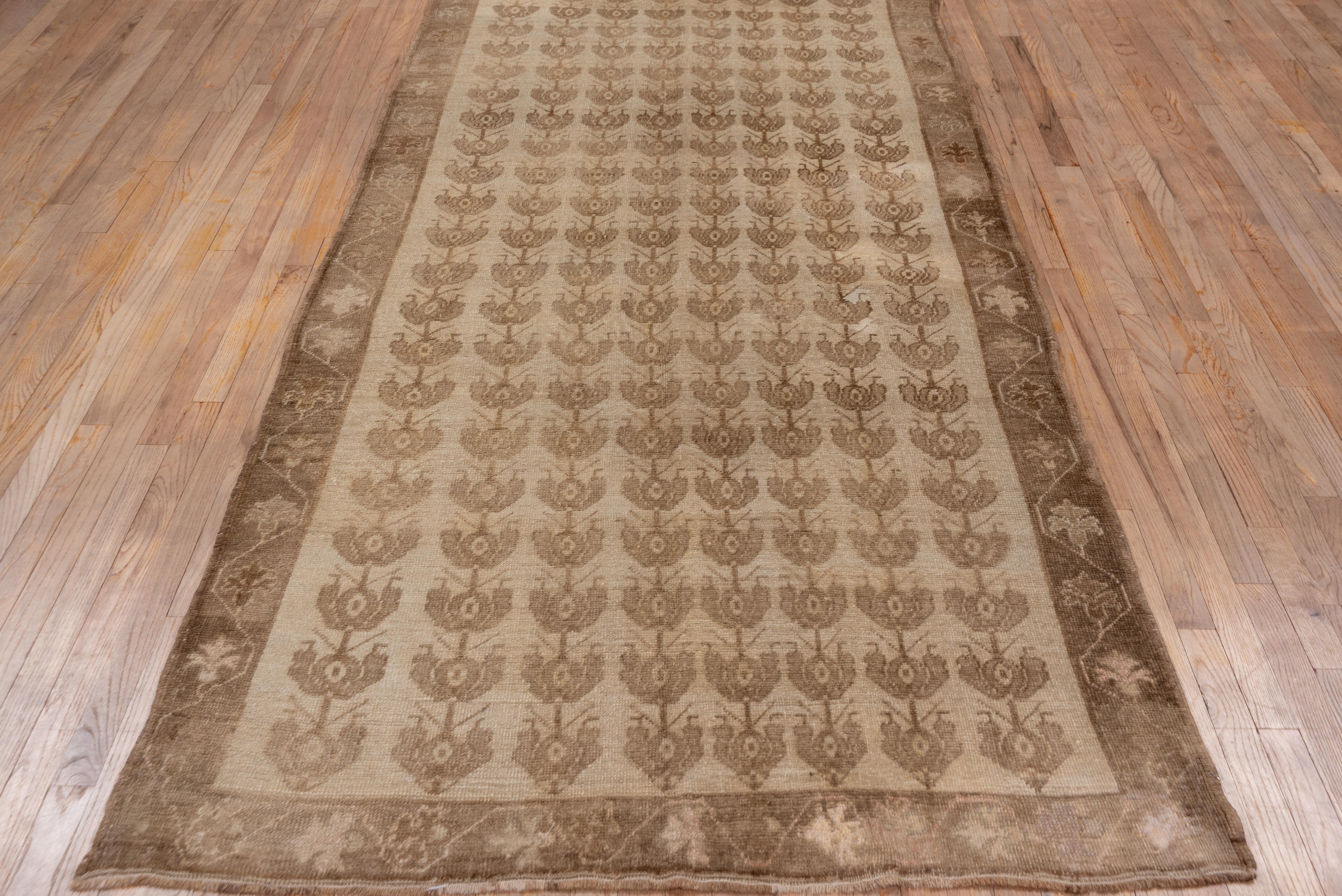 Turkish Mid-20th Century Light Brown Oushak Gallery Rug with All-Over Field For Sale
