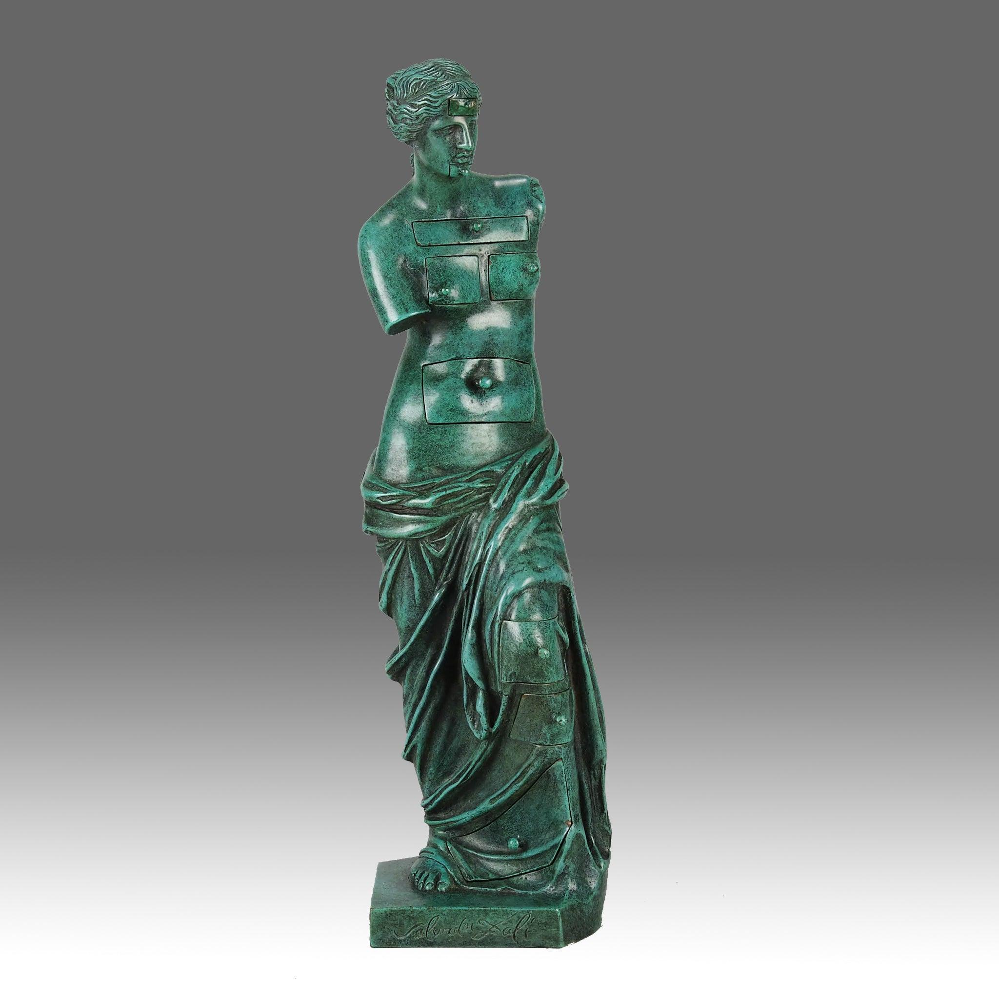 Un'eccellente figura in bronzo della Venere di Milo della metà del XX secolo, in edizione limitata, che incorpora molteplici scomparti a cassetto nella testa, nel seno, nel torso e nella gamba sinistra per simboleggiare la memoria e l'inconscio. Il