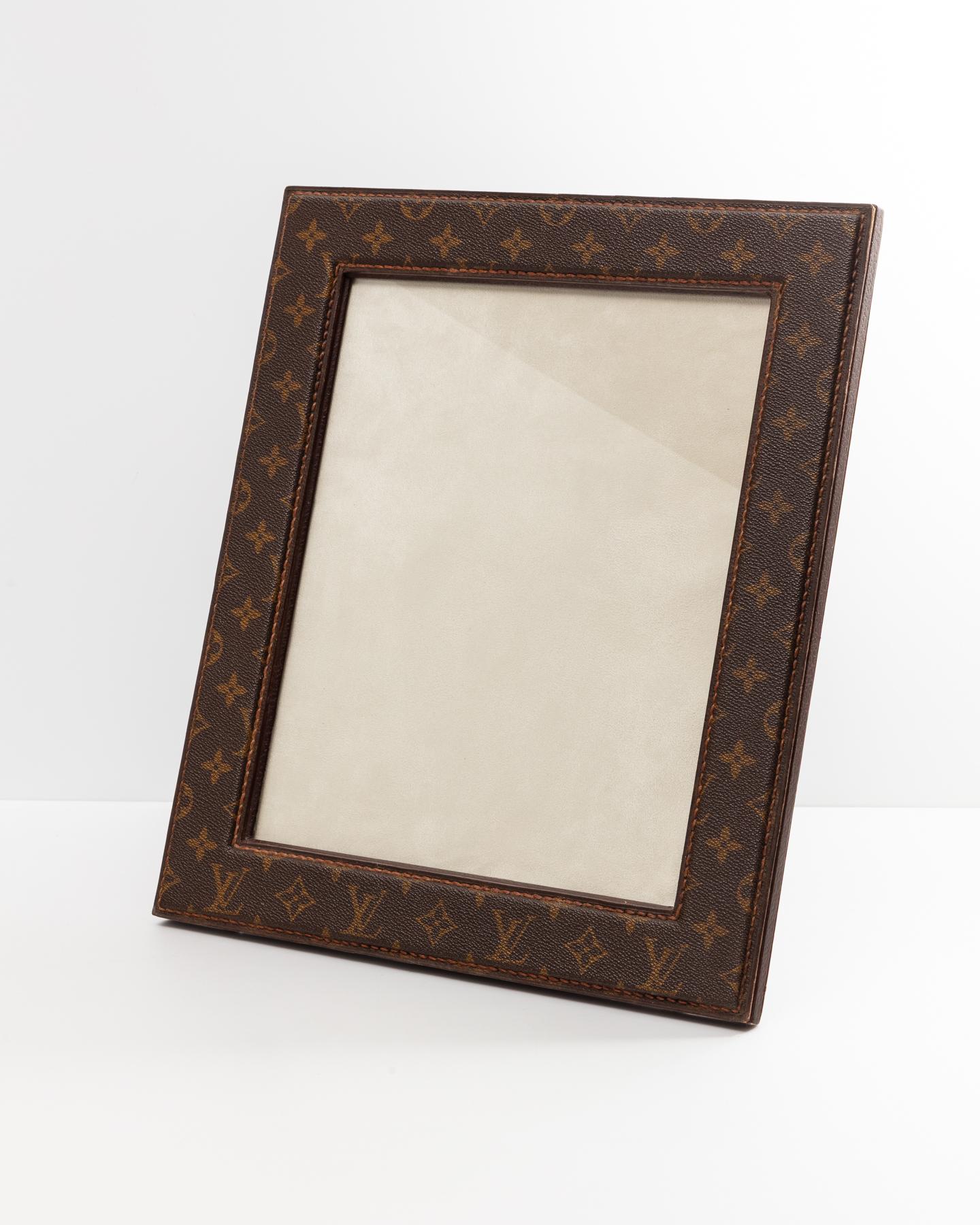 Un portafoto di Louis Vuitton della metà del XX secolo, risalente al 1960-70 circa. 

Originariamente prodotto come pezzo da banco pubblicitario, probabilmente veniva utilizzato per esporre gioielli o altri piccoli oggetti di lusso.

La struttura è