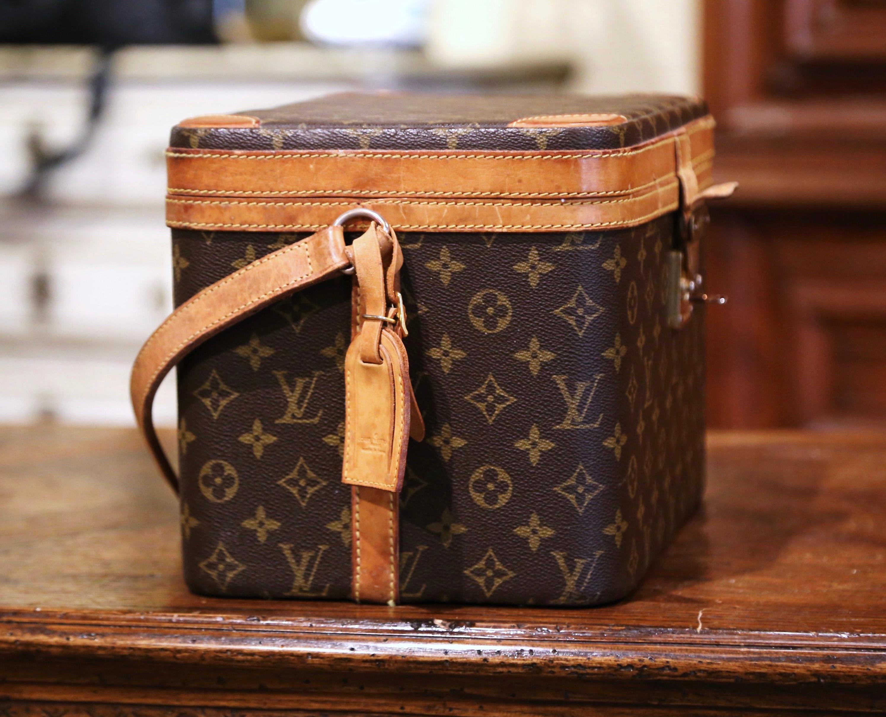Mid-20th Century Louis Vuitton Train Case Vanity Travel Make Up Box In Excellent Condition In Dallas, TX