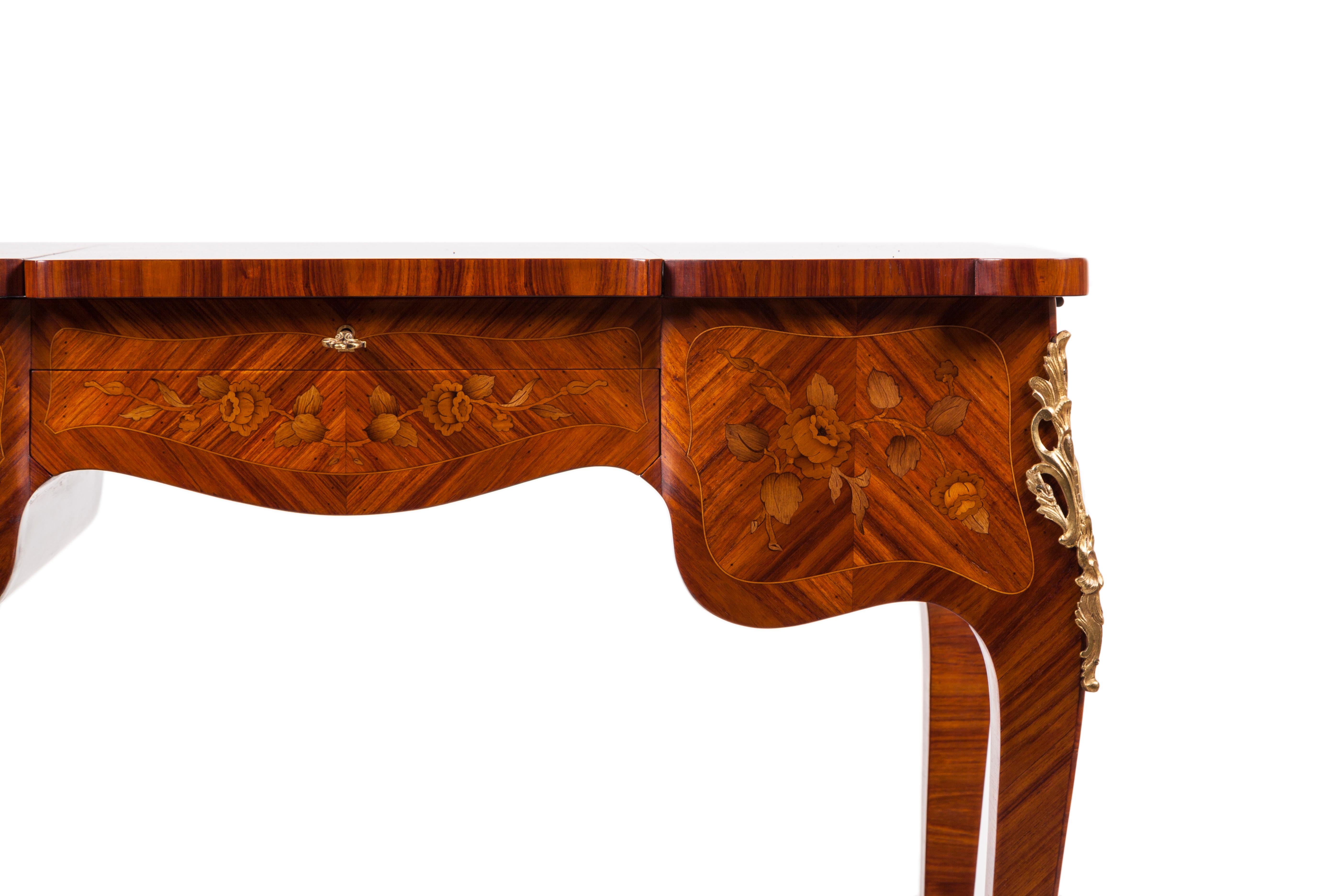 Elegant and refined dressing table (Bonheur du jour) from the mid-twentieth century.
French, in rosewood with floral inlays, typical of Louis XV style.
In perfect conditions.
Restored and finished with shellac.
