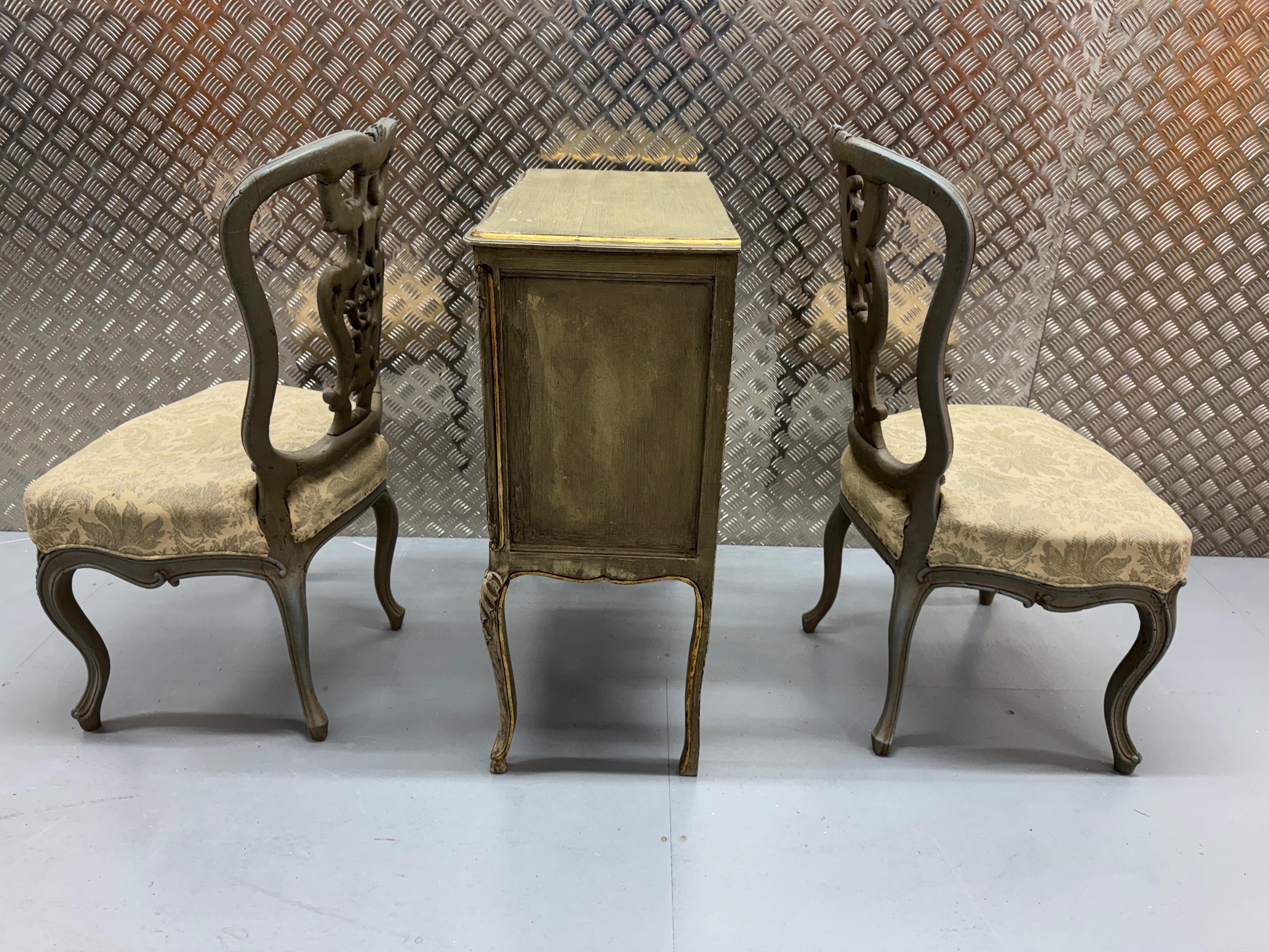 Mitte des 20. Jahrhunderts Kommode im venezianischen Louis XV-Stil und Stuhlpaar (Holz) im Angebot