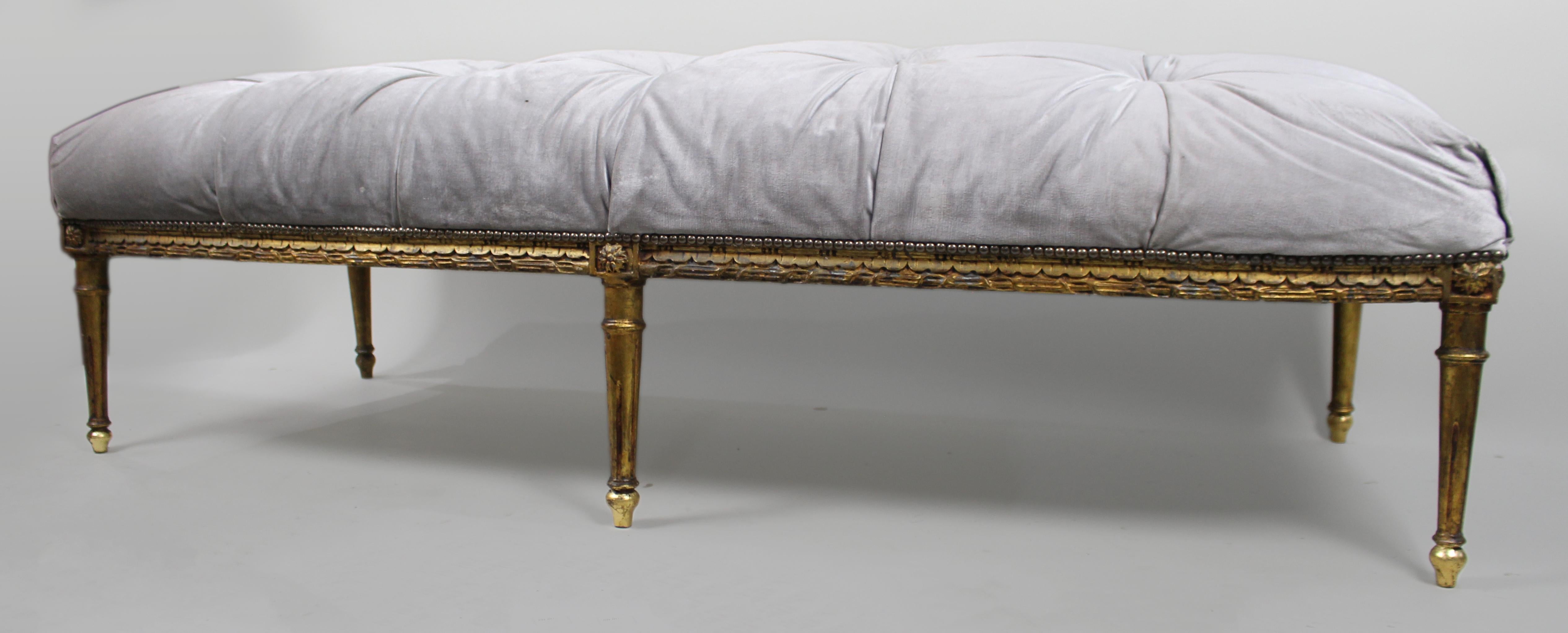 Mitte des 20. Jahrhunderts Louis XVI Stil Giltwood Fenstersitz
Ein substanzieller und elegant proportionierter Vintage-Fenstersitz, der in den 1950er bis 1970er Jahren im Louis-XVI-Stil gefertigt wurde. Der sanft geschwungene Rahmen aus vergoldetem