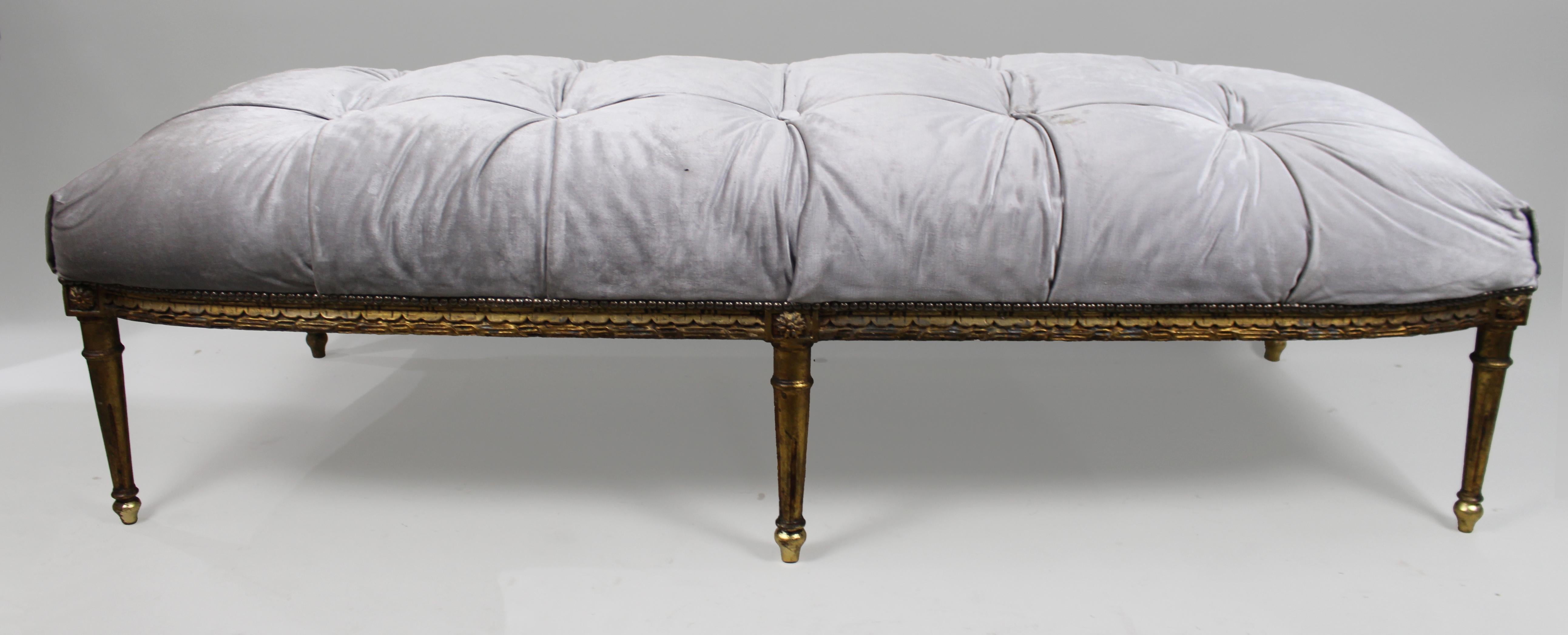 Mitte des 20. Jahrhunderts Louis XVI Stil Giltwood Fenstersitz (Vergoldetes Holz) im Angebot