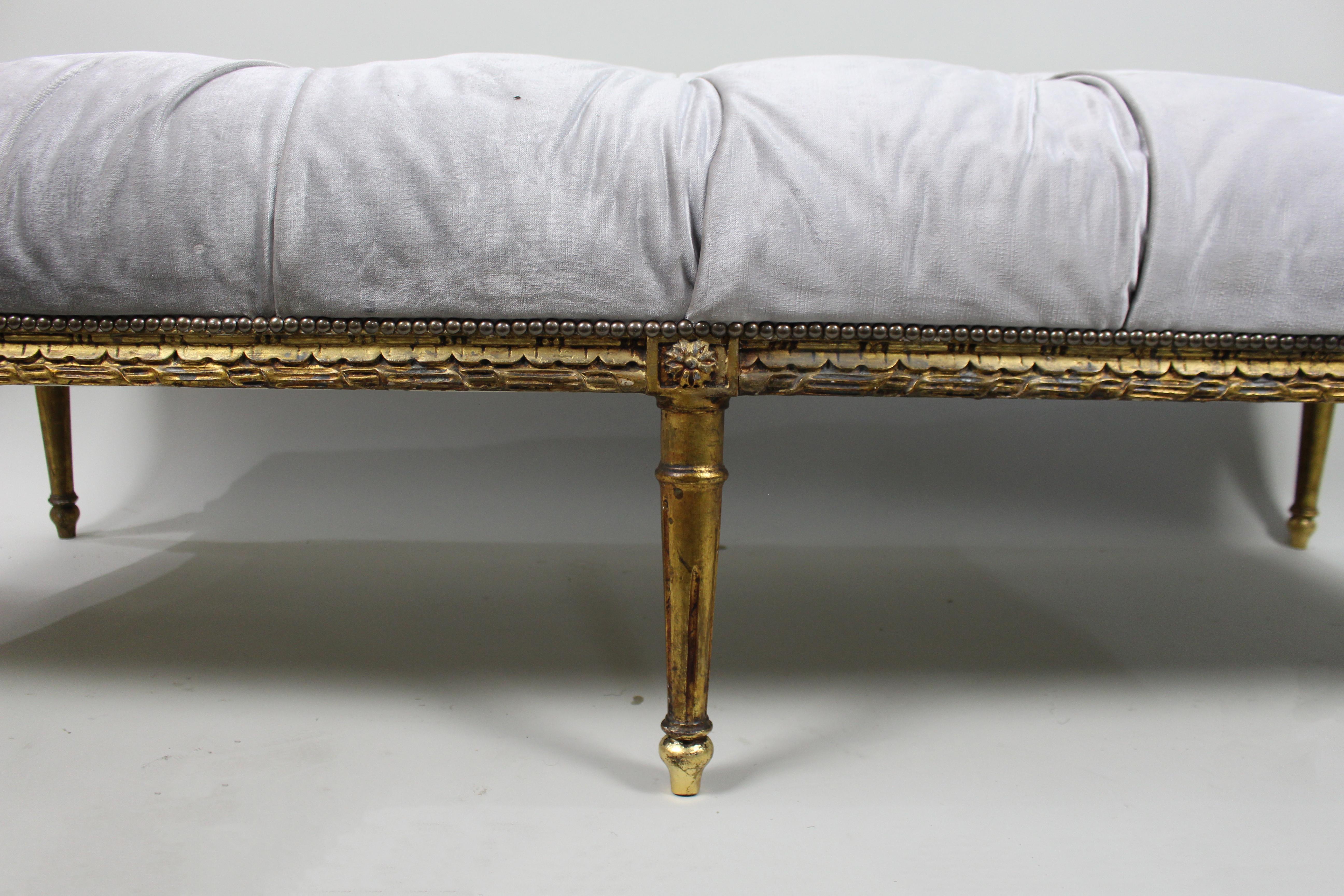 Mitte des 20. Jahrhunderts Louis XVI Stil Giltwood Fenstersitz im Angebot 1