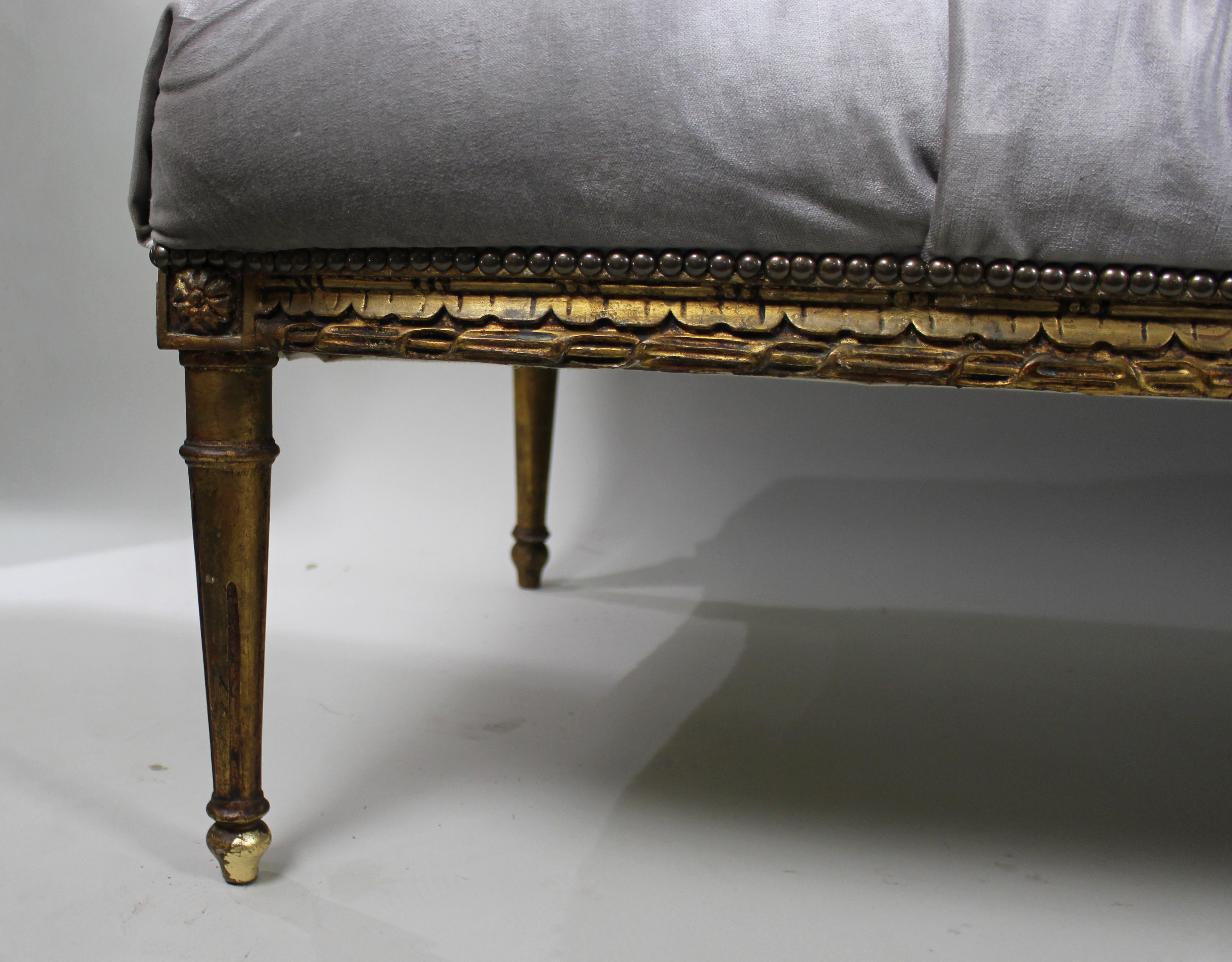Mitte des 20. Jahrhunderts Louis XVI Stil Giltwood Fenstersitz im Angebot 2
