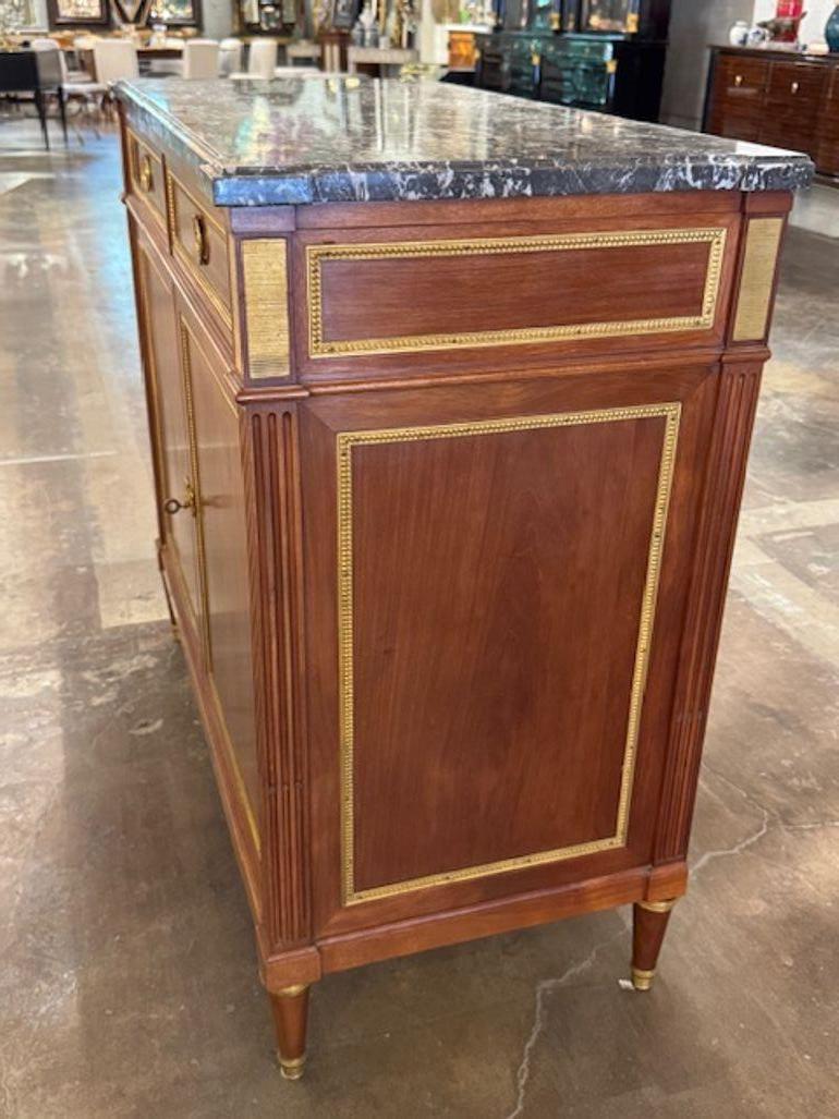 Français Cabinet en acajou de style Louis XVI du milieu du 20e siècle avec dessus en marbre en vente
