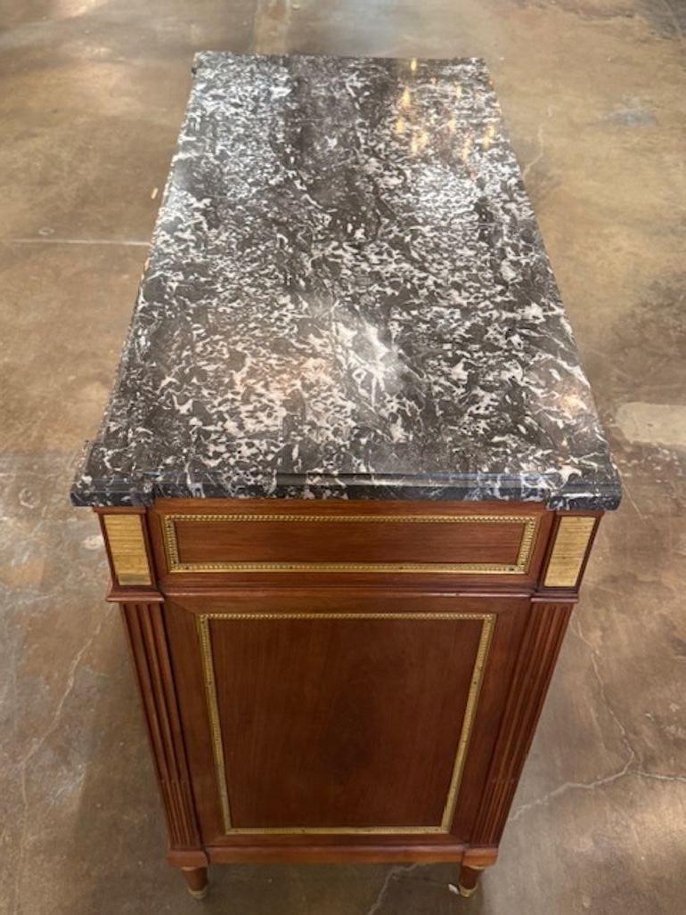 Cabinet en acajou de style Louis XVI du milieu du 20e siècle avec dessus en marbre Bon état - En vente à Dallas, TX